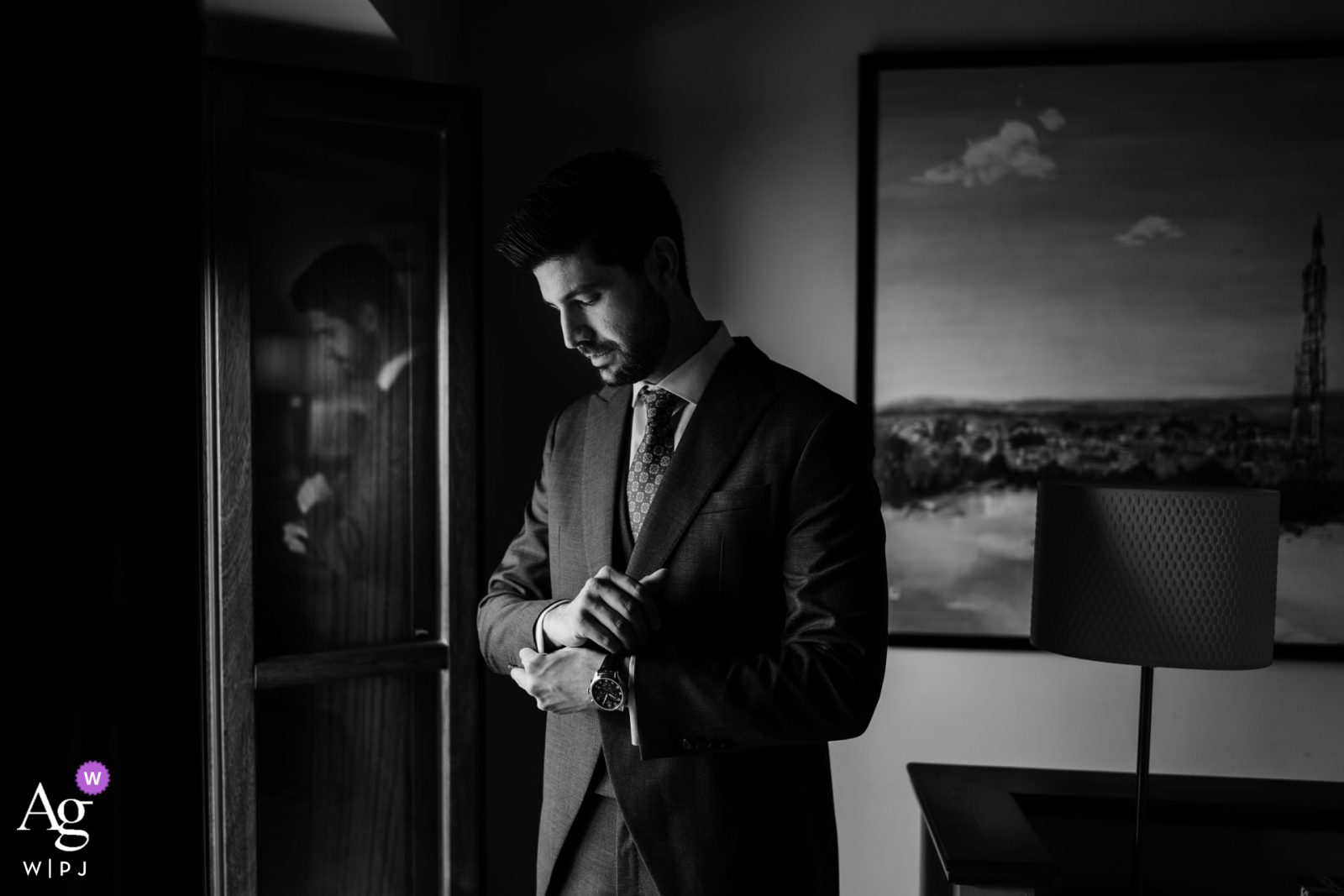 Fotografía en blanco y negro de un hombre preparándose