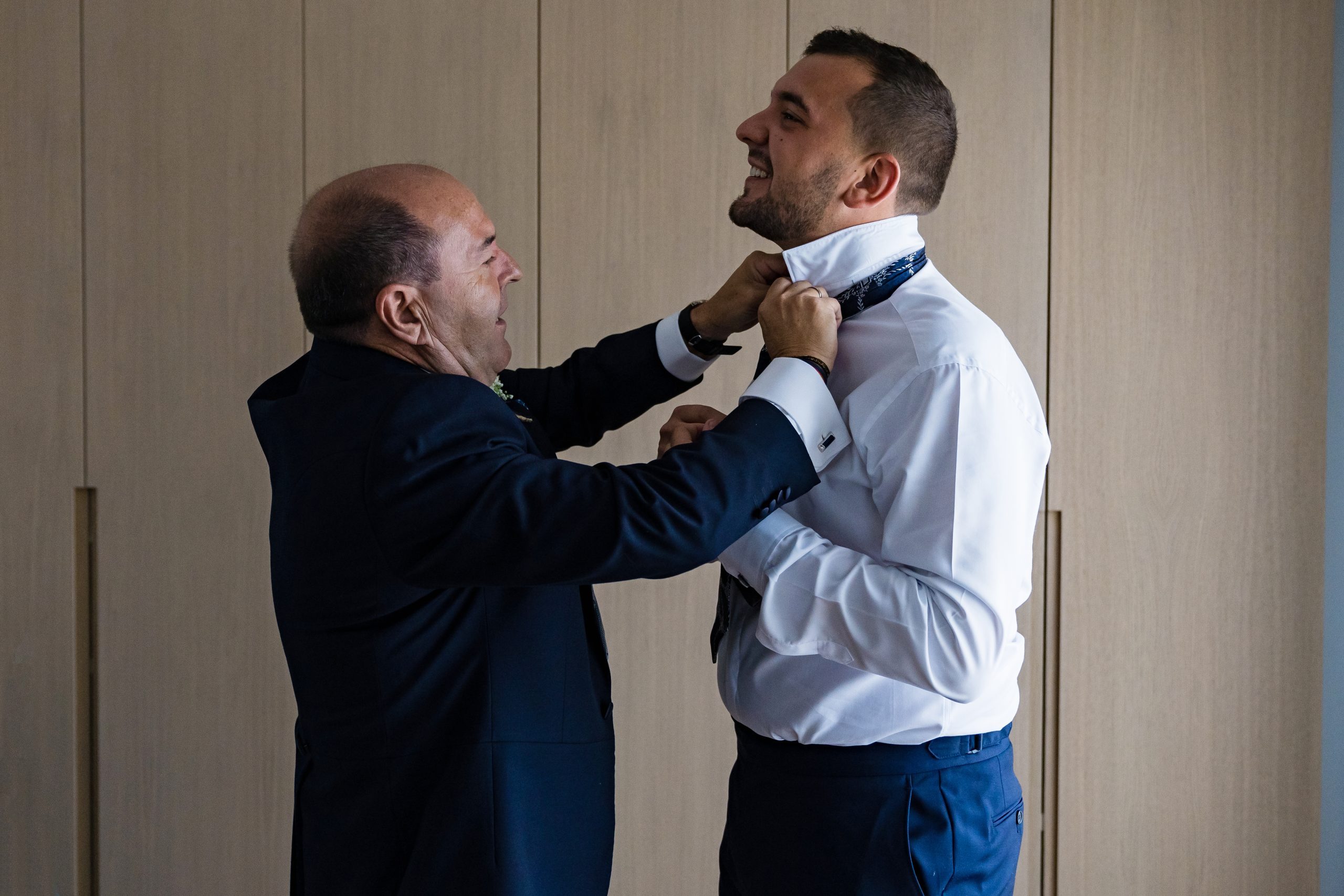 Padre atando la corbata al novio