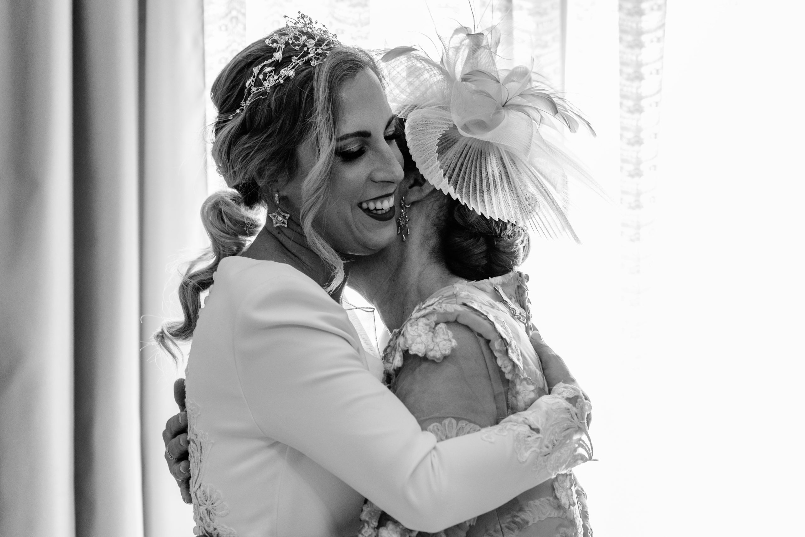 Foto en blanco y negro de la madre e hija abrazándose