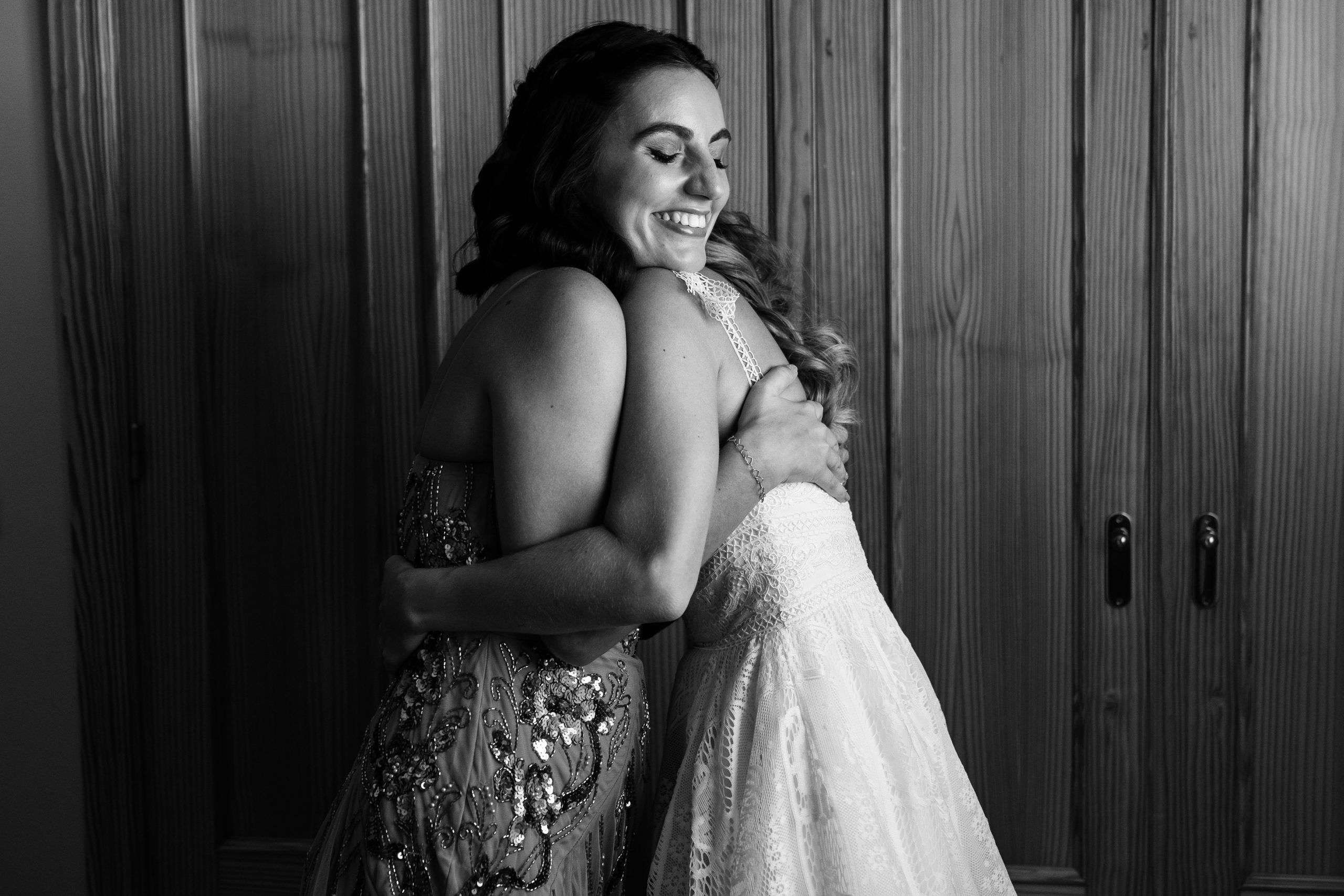 Foto en blanco y negro de la dama de honor y la novia abrazadas