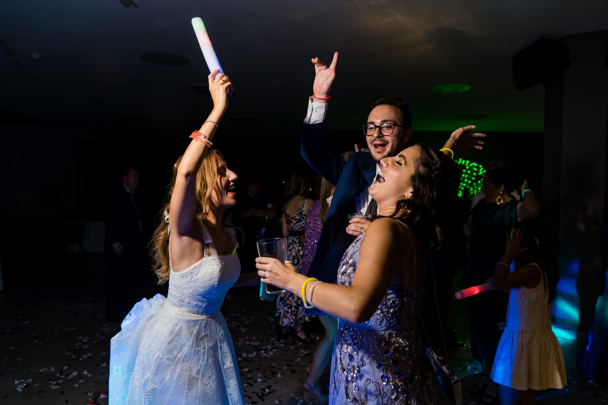 La novia bailando con sus amigos en mitad de la pista mientras se ríen
