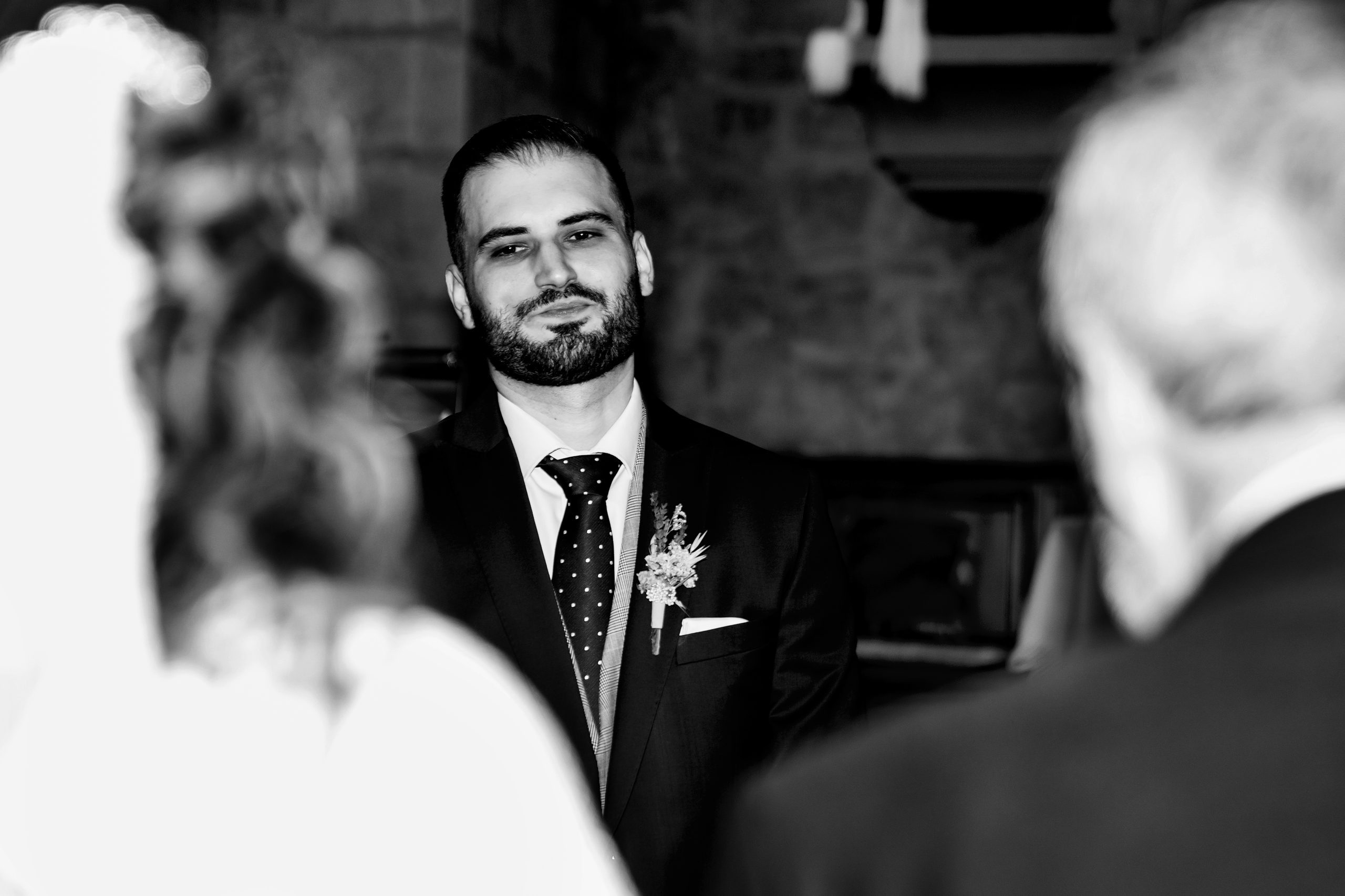 Foto en blanco y negro del novio viendo como llega la novia al altar