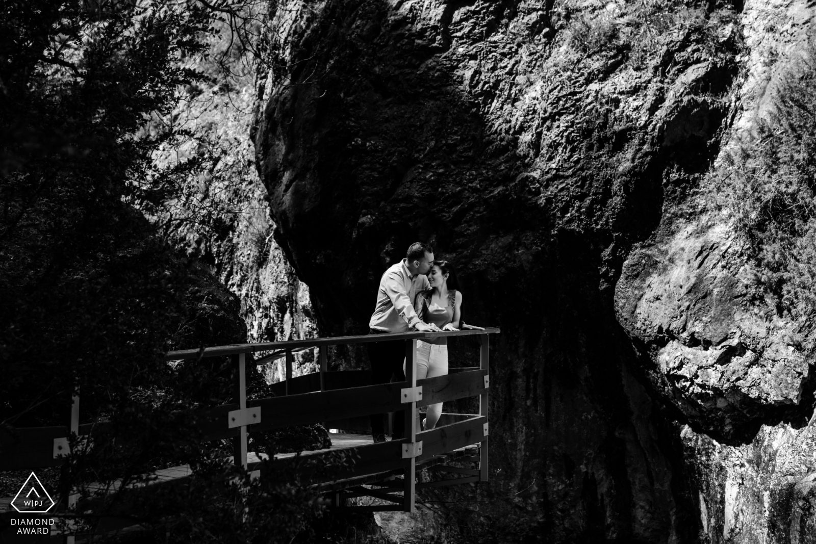 Fotografía en blanco y negro de un pareja entre rocas
