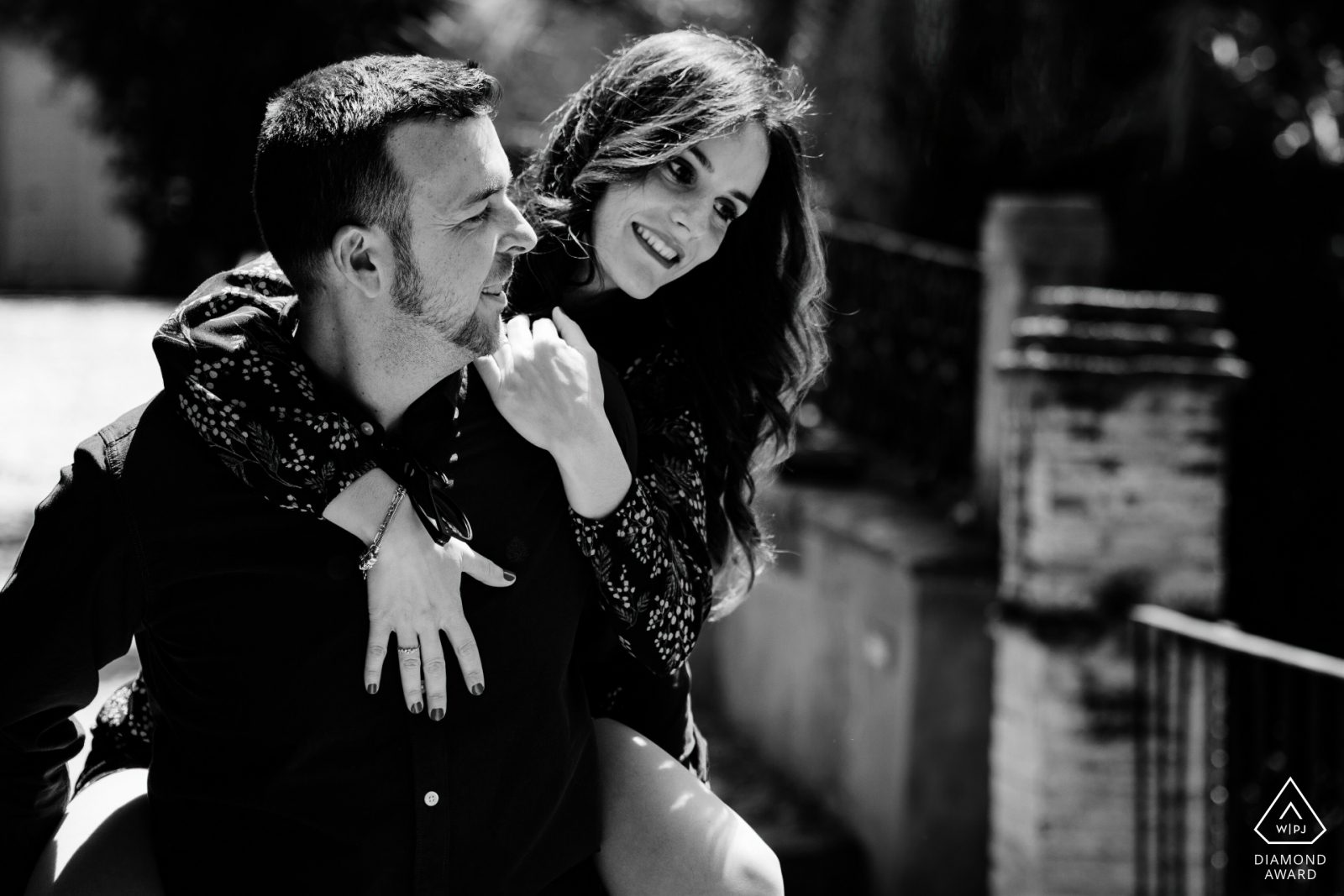 Fotografía en blanco y negro de una pareja sonriente