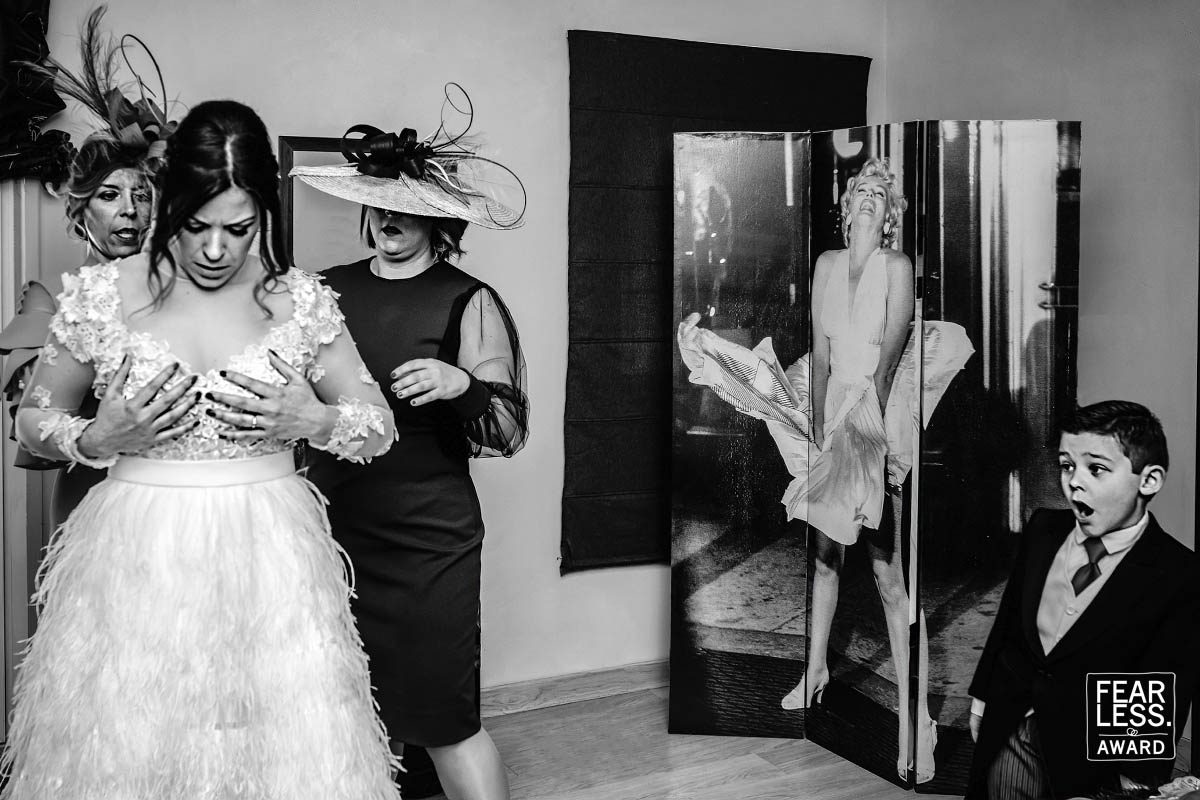 Fotografía en blanco y negro de la novia preparándose