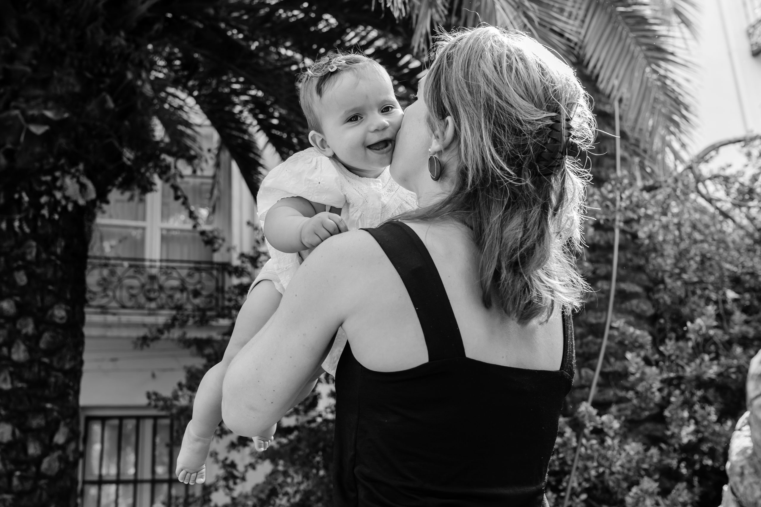 Foto en blanco y negro de una madre besado a un bebé