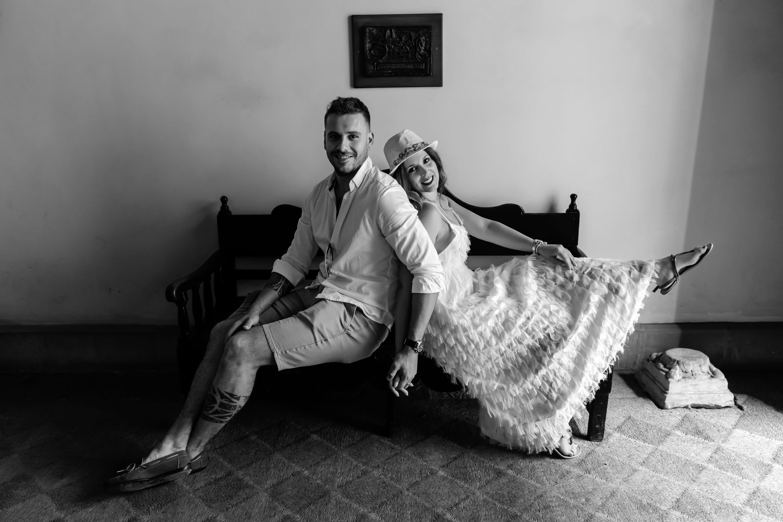 Fotografía en blanco y negro de una pareja sentada sobre un banco