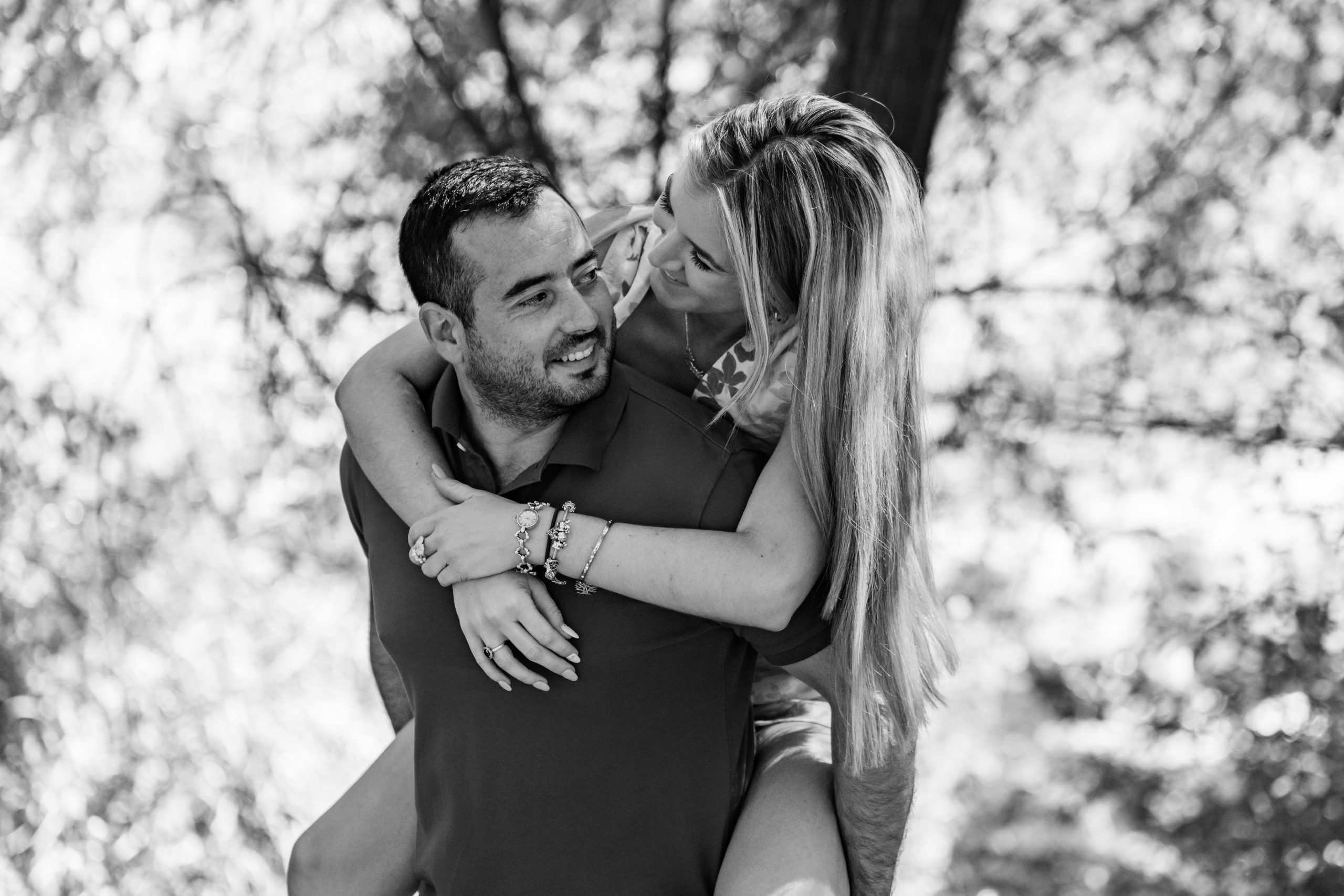 Fotografía en blanco y negro de una pareja feliz