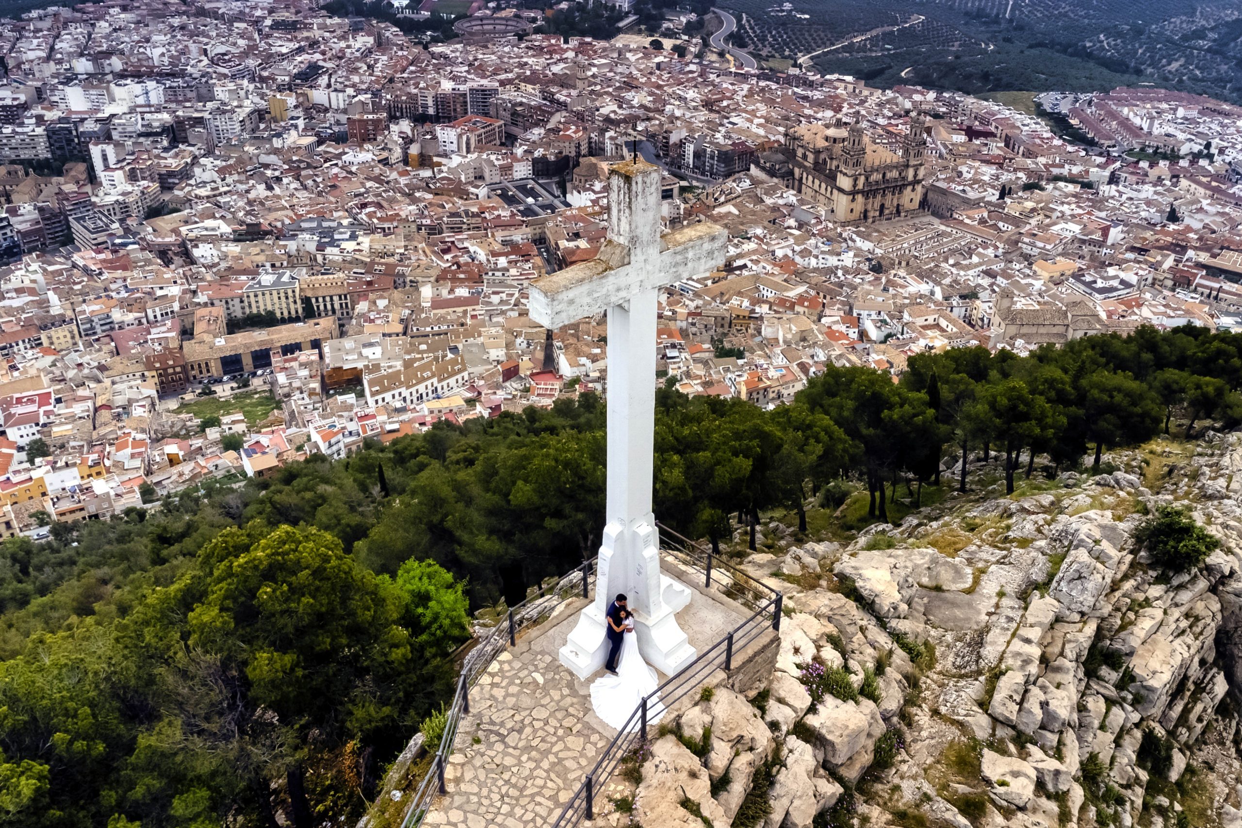 Foto panorámica desde una cruz a lo alto del monte de Jaen de dos novios bajo ella