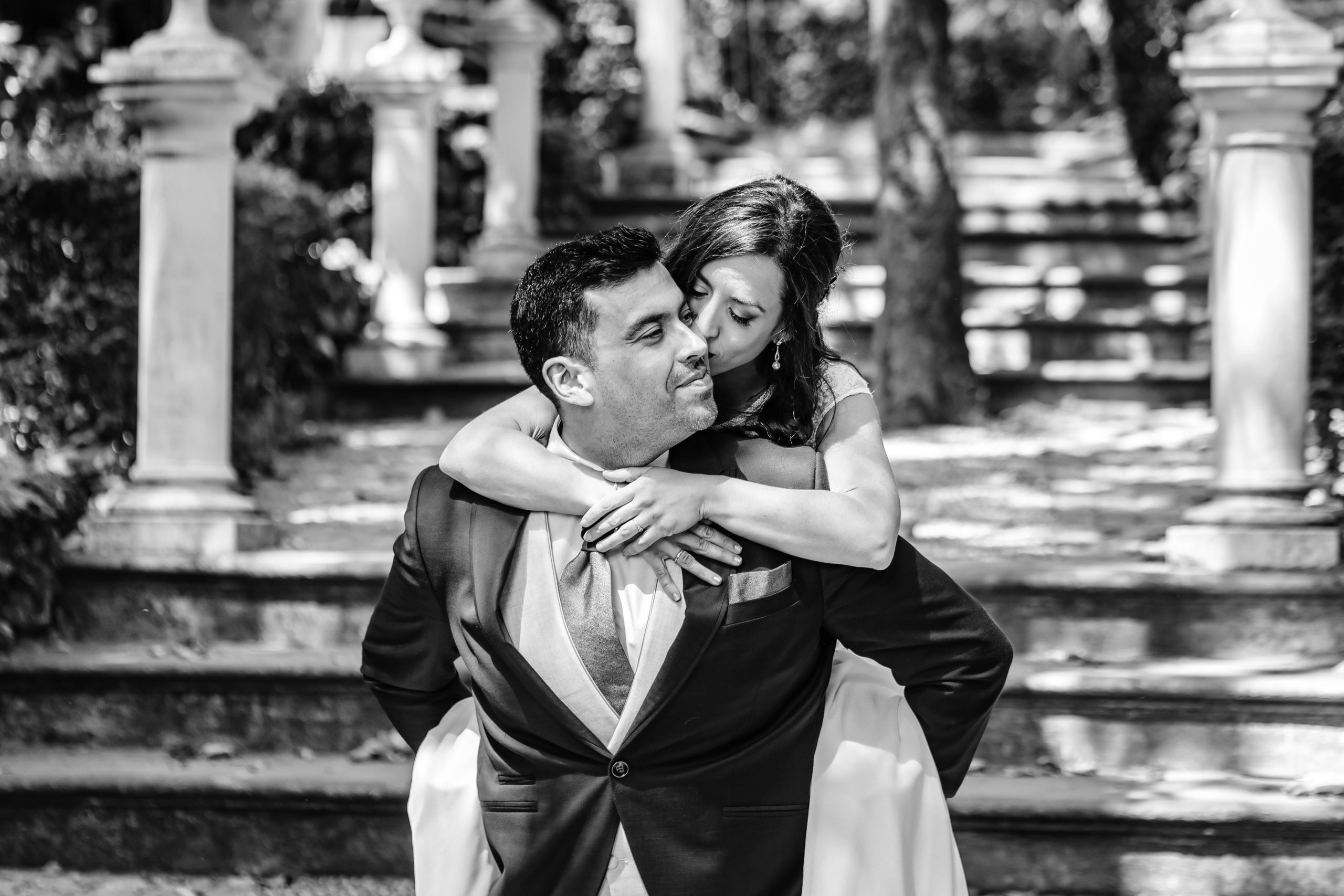 Foto en blanco y negro de le novio llevado a caballito a la novia