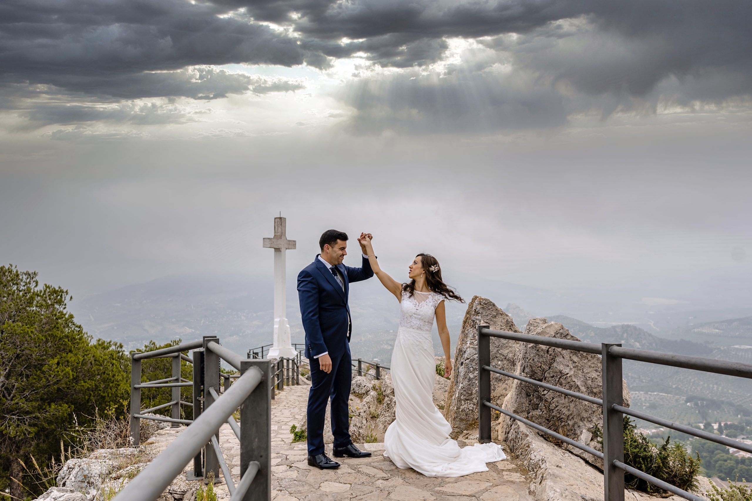 Novios posando por el sendero que lleva a la cruz