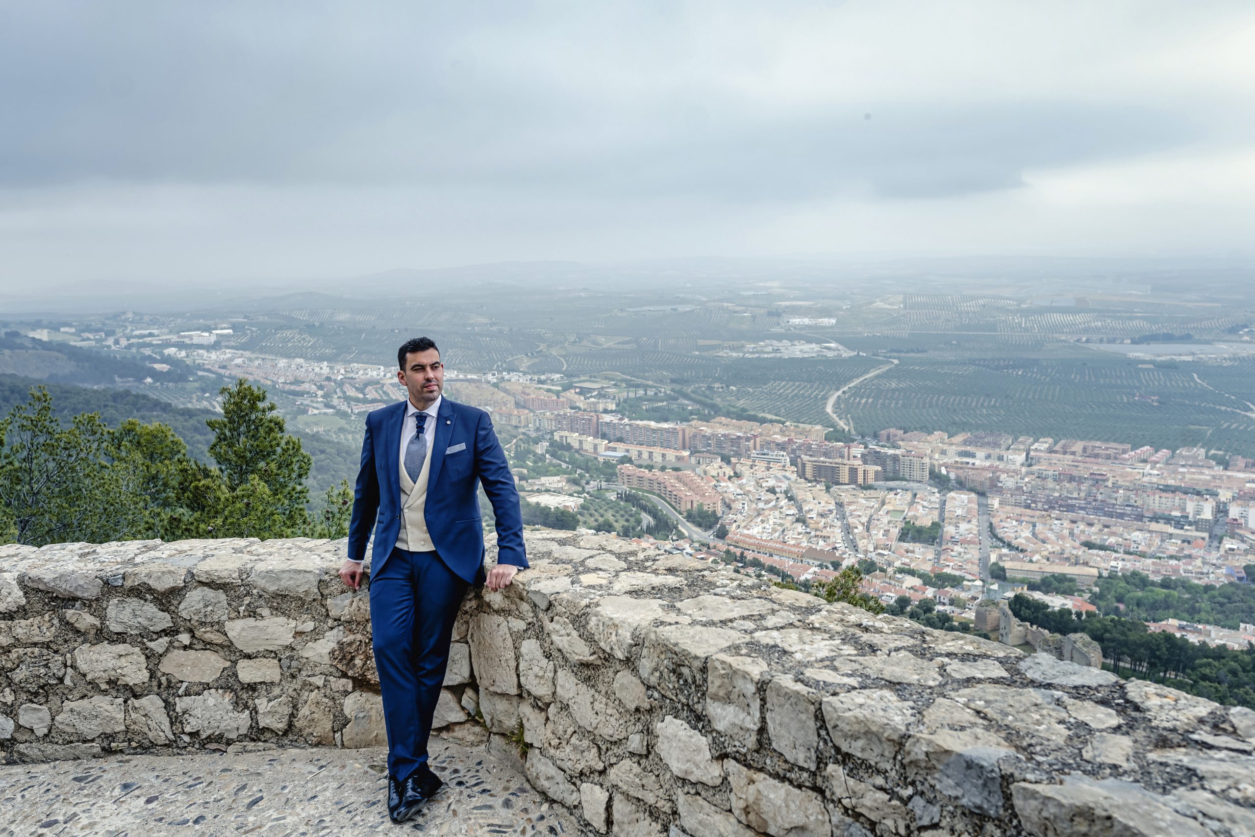 Novio posando desde el mirador