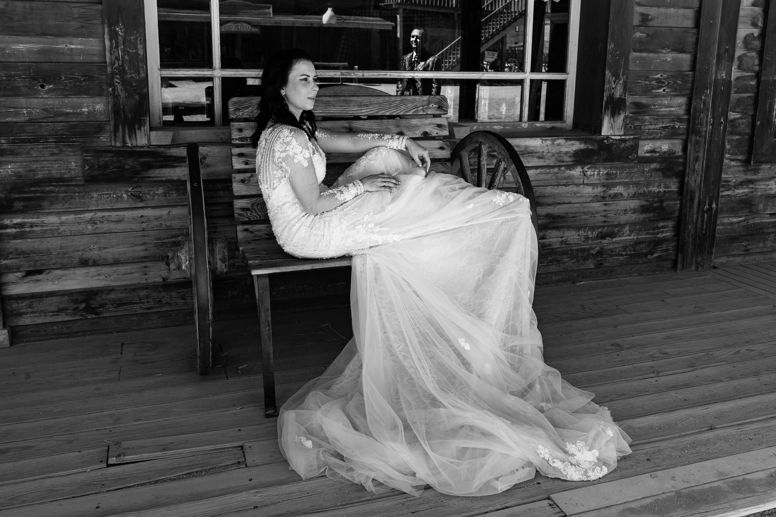 Fotografía en blanco de una mujer sentada en un banco