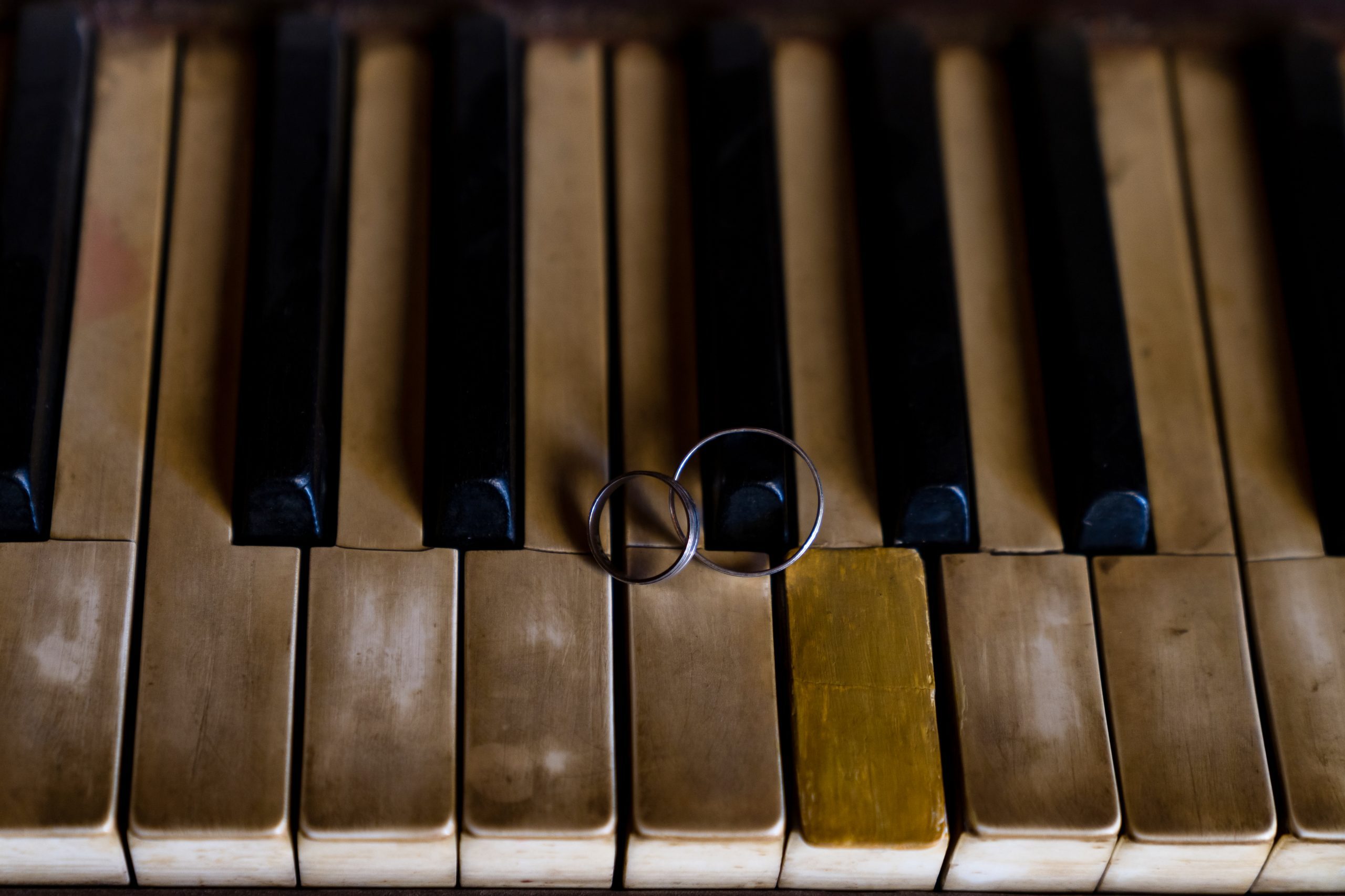 Los anillos sobre los teclados del piano