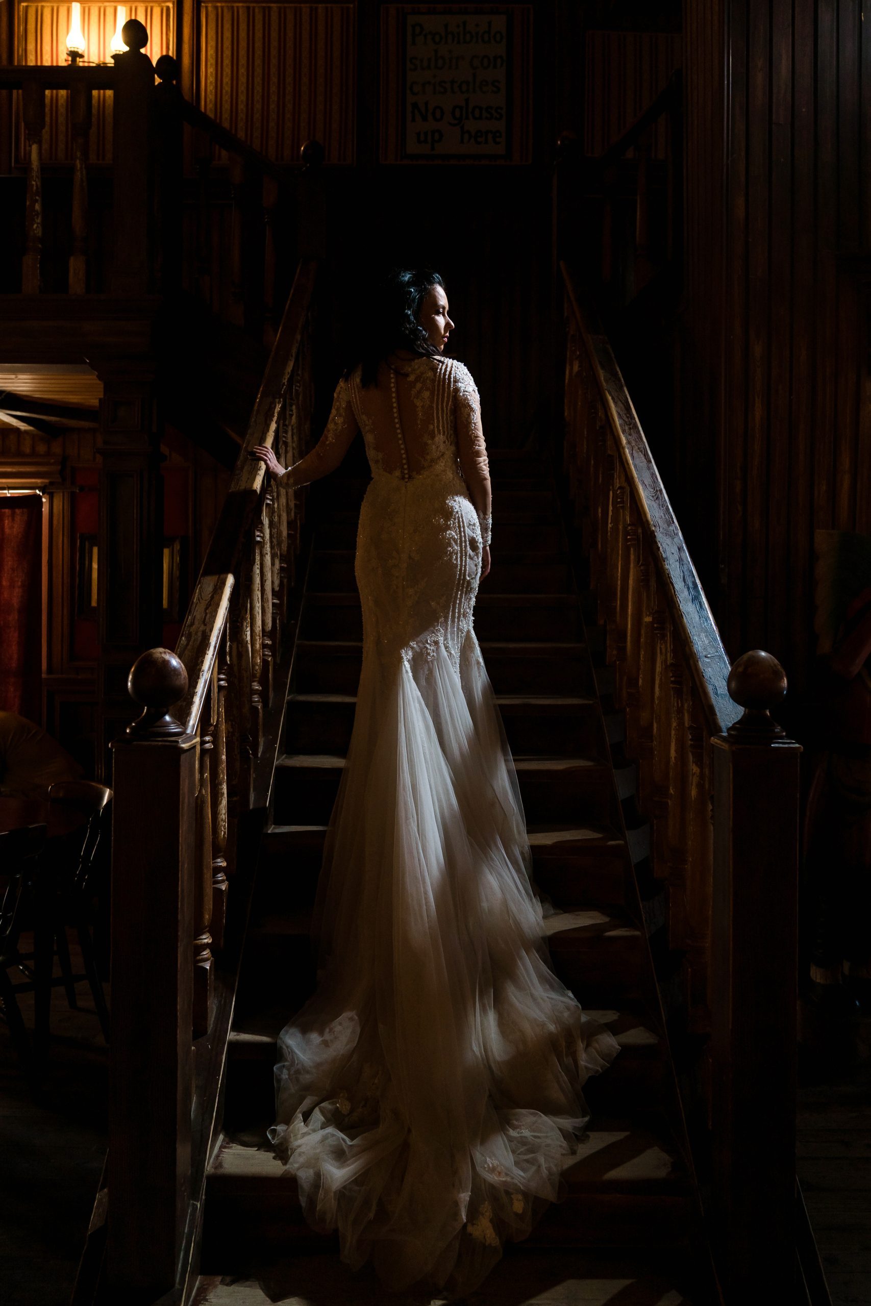La novia caminando por las escaleras