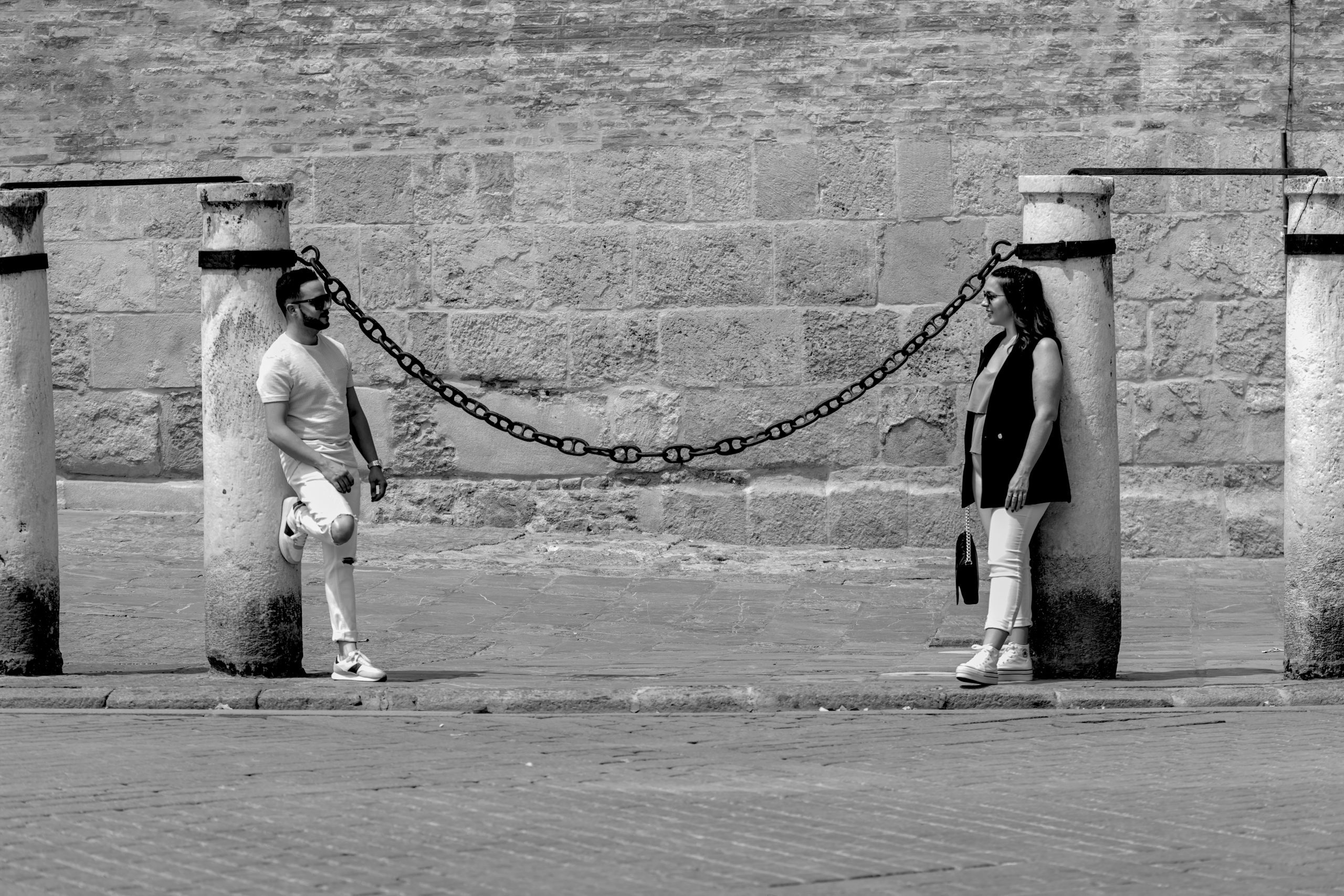 Fotografía en blanco y negro de una pareja por la ciudad