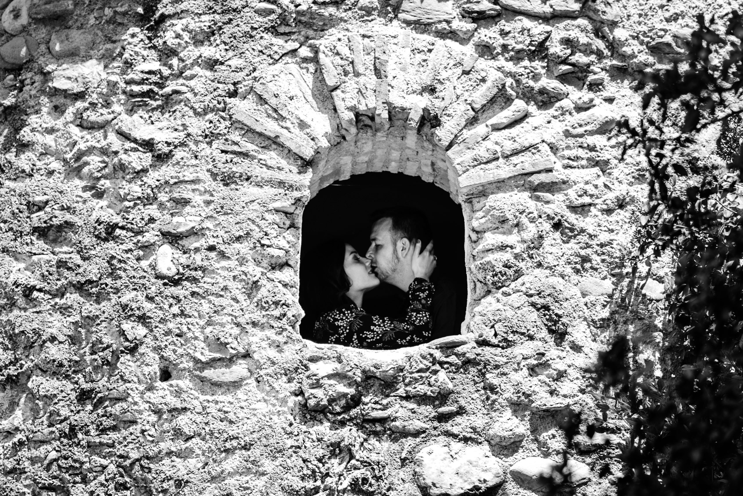 Fotografía en blanco y negro de una pareja besándose