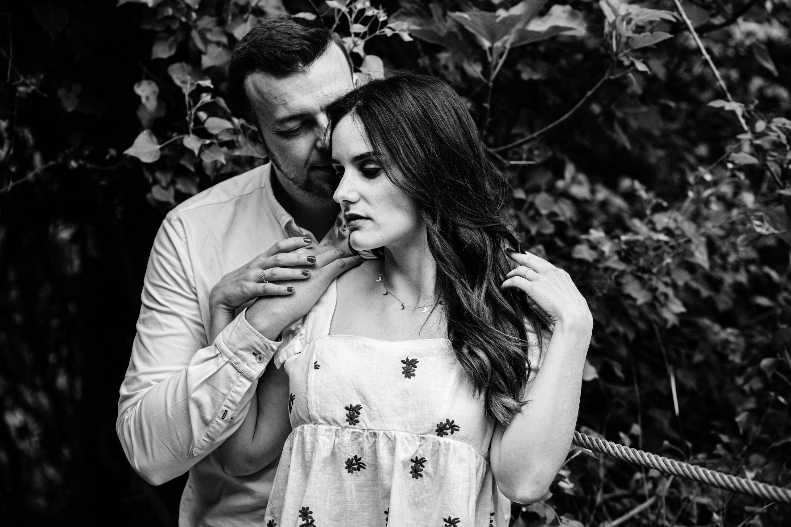 Fotografía en blanco y negro de una pareja en el bosque