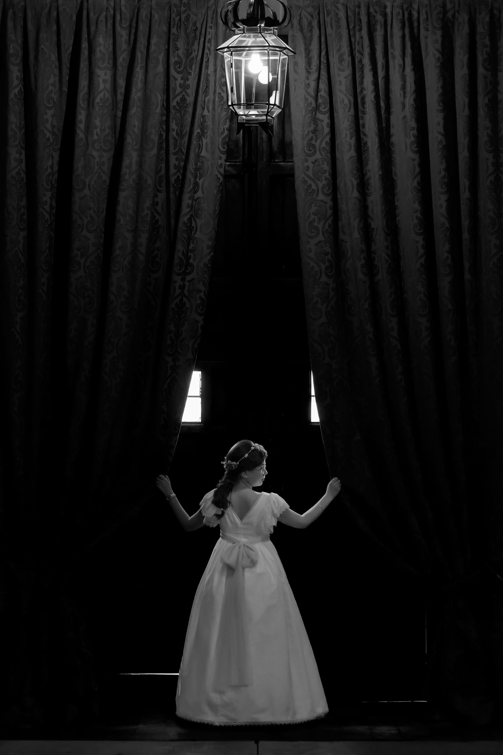 Fotografía en blanco y negro de una niña con vestido de comunión