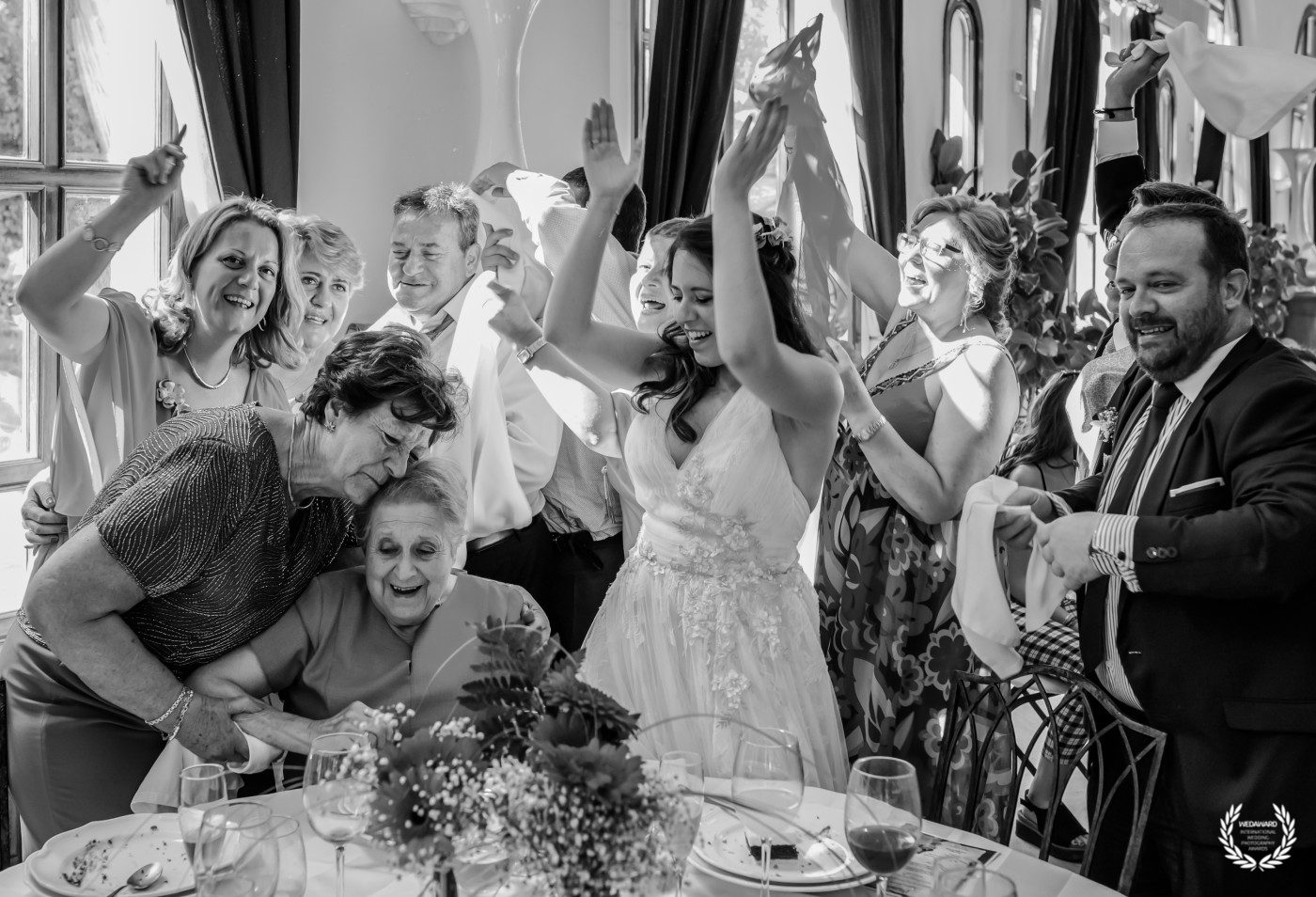 Fotografía en blanco y negro de la fiesta de bodas