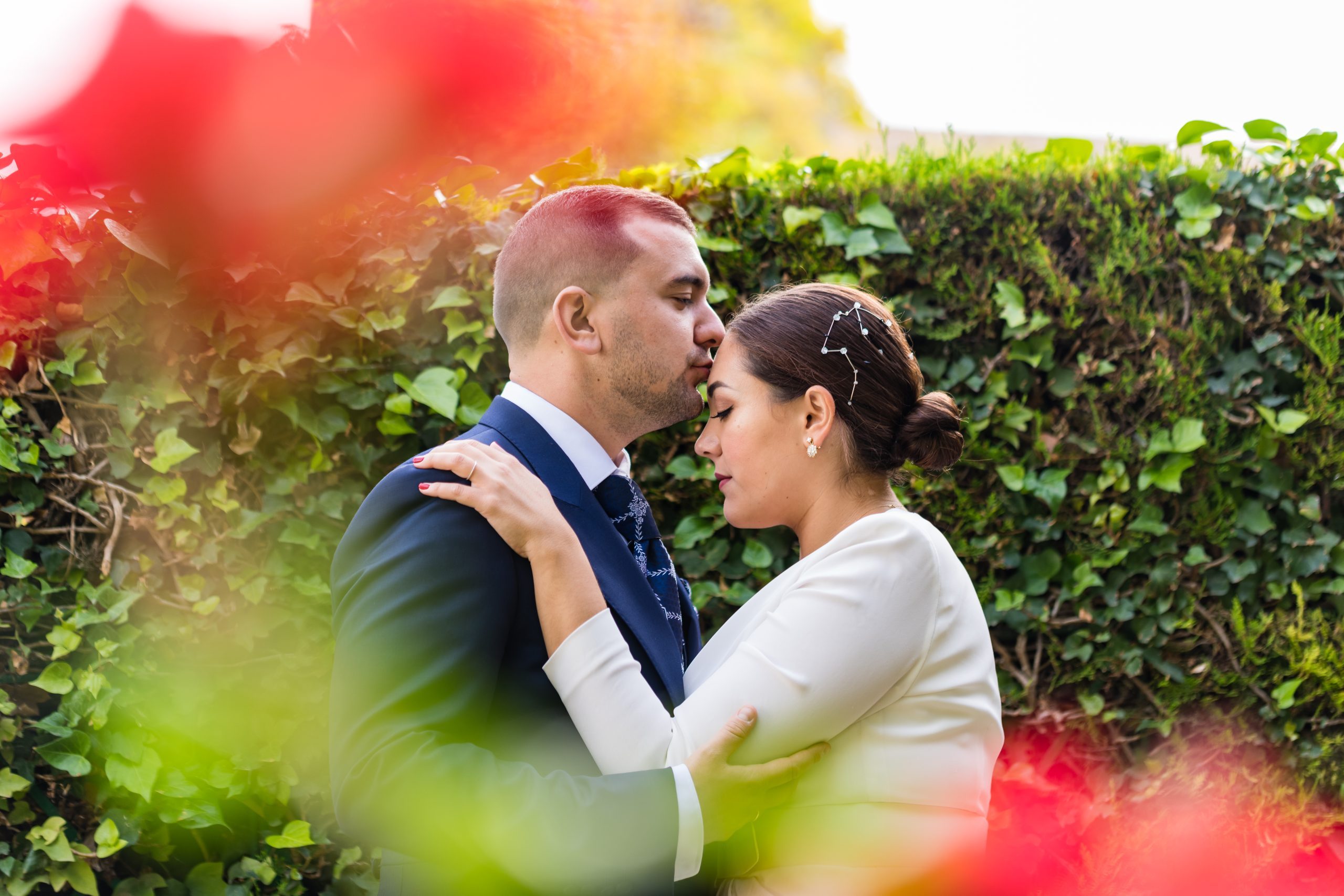 Pareja abrazándose en un jardín