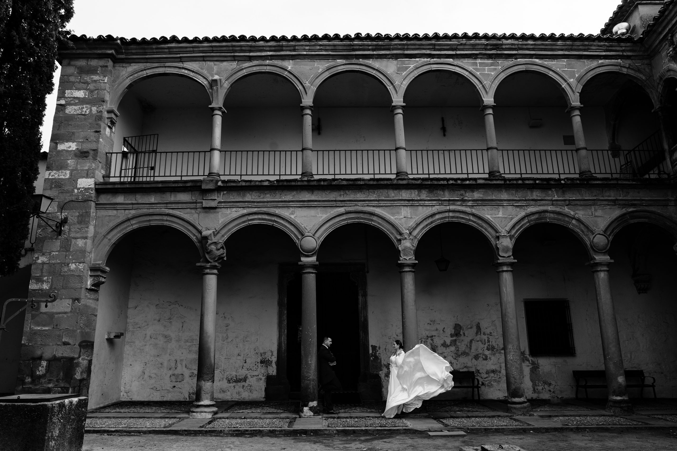 Fotografía en blanco y negro de una pareja en un edificio