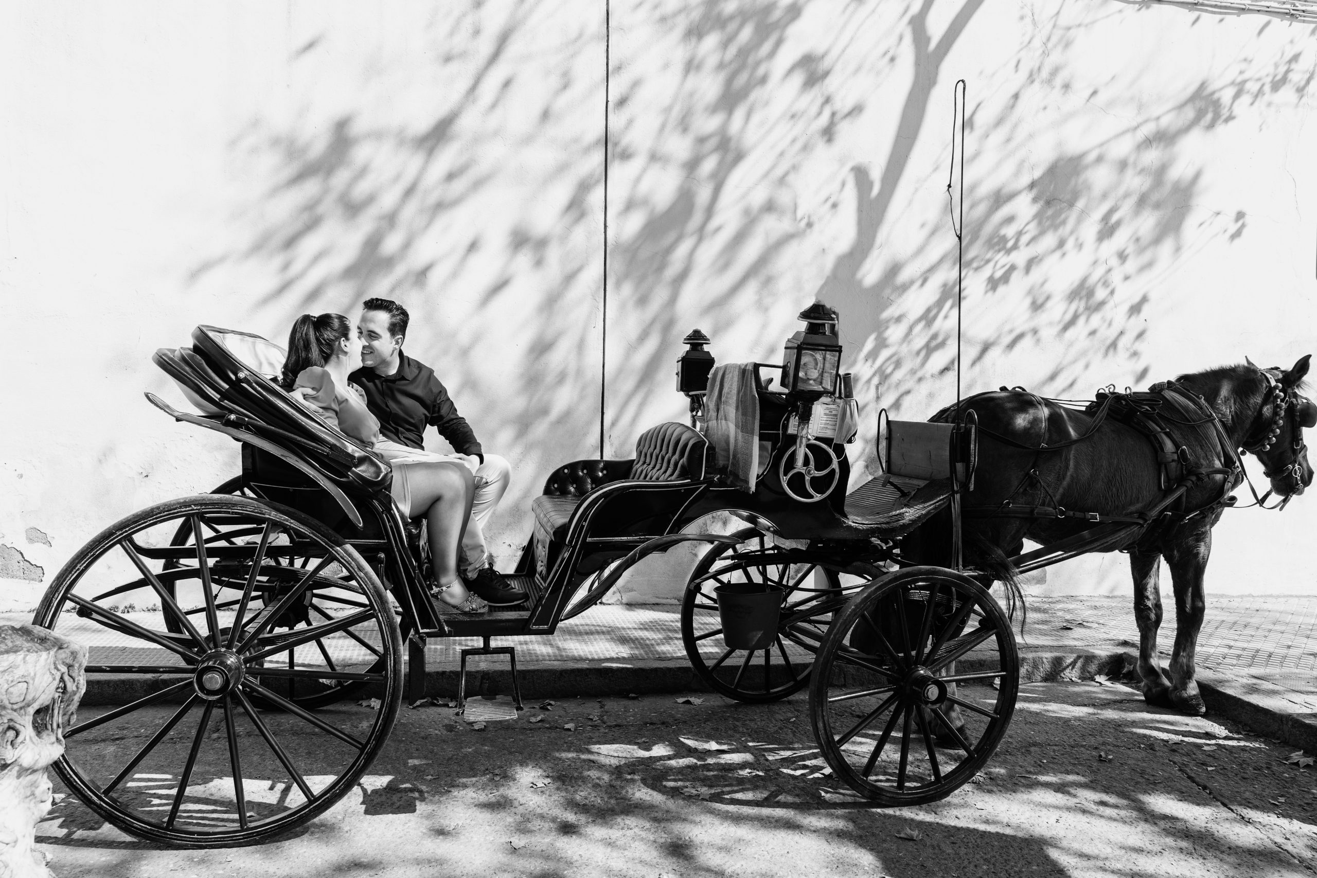 Fotografía en blanco y negro de una pareja sobre una carroza