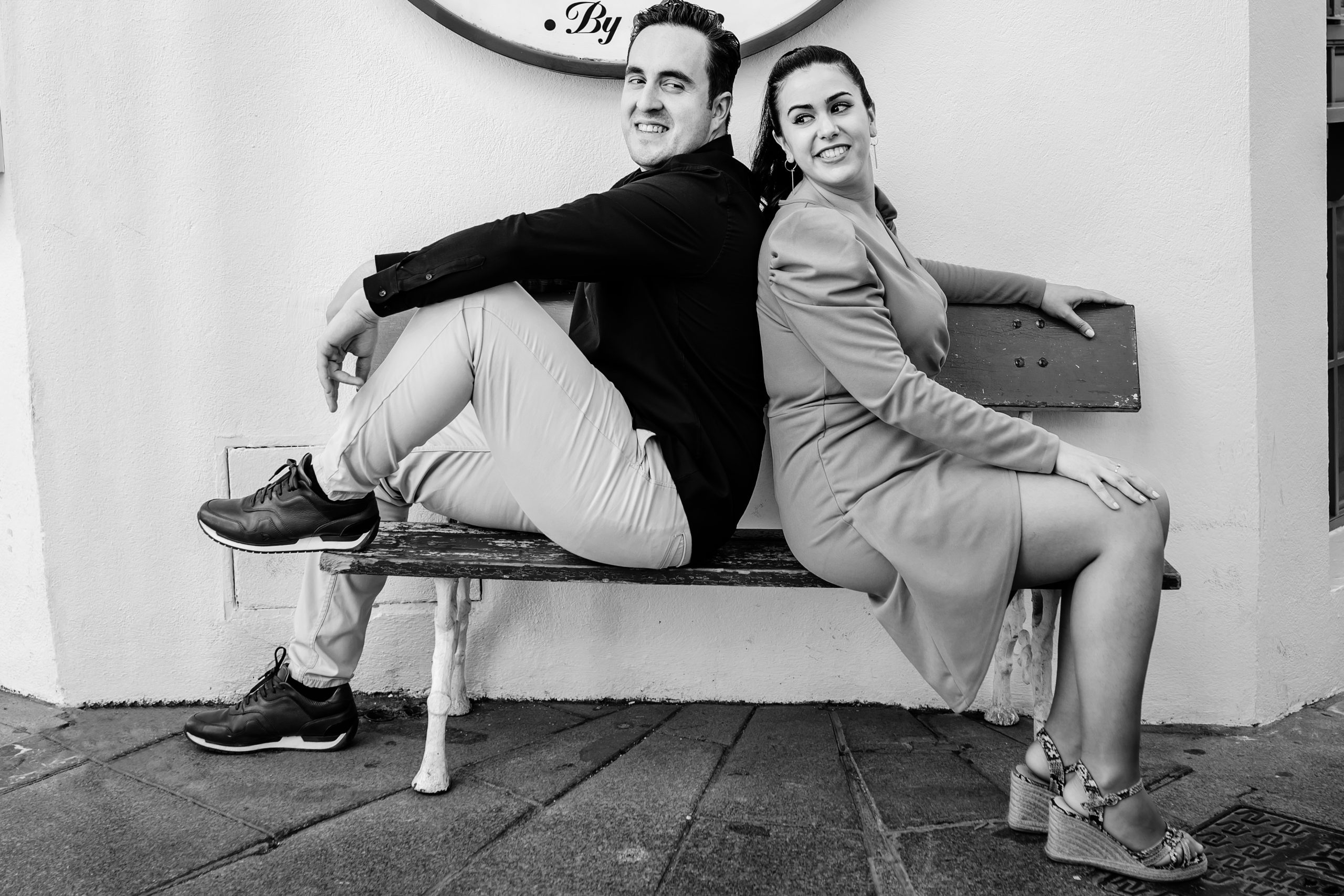 Fotografía en blanco y negro de una pareja sonriente