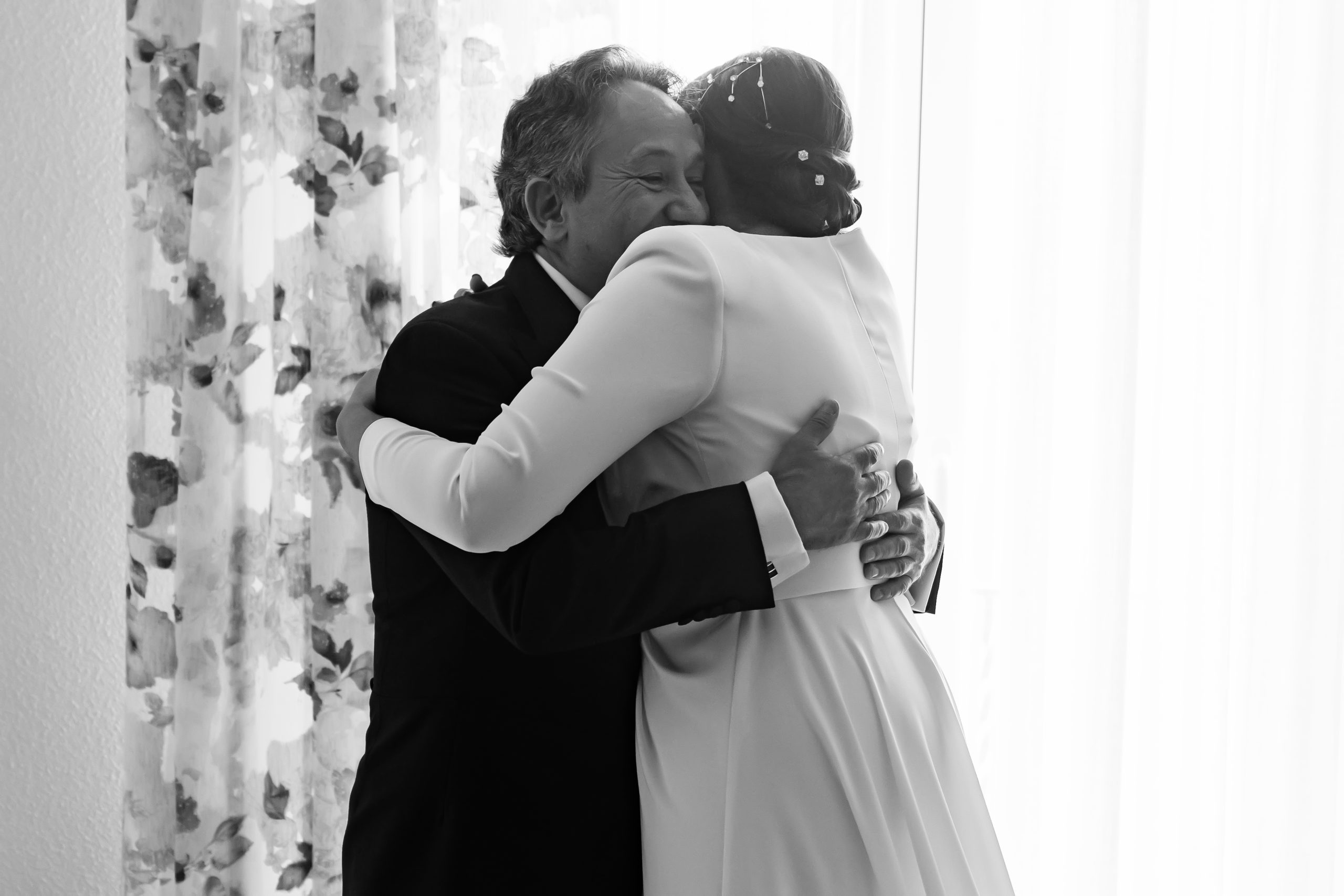 Fotografía en blanco y negro de un abrazo