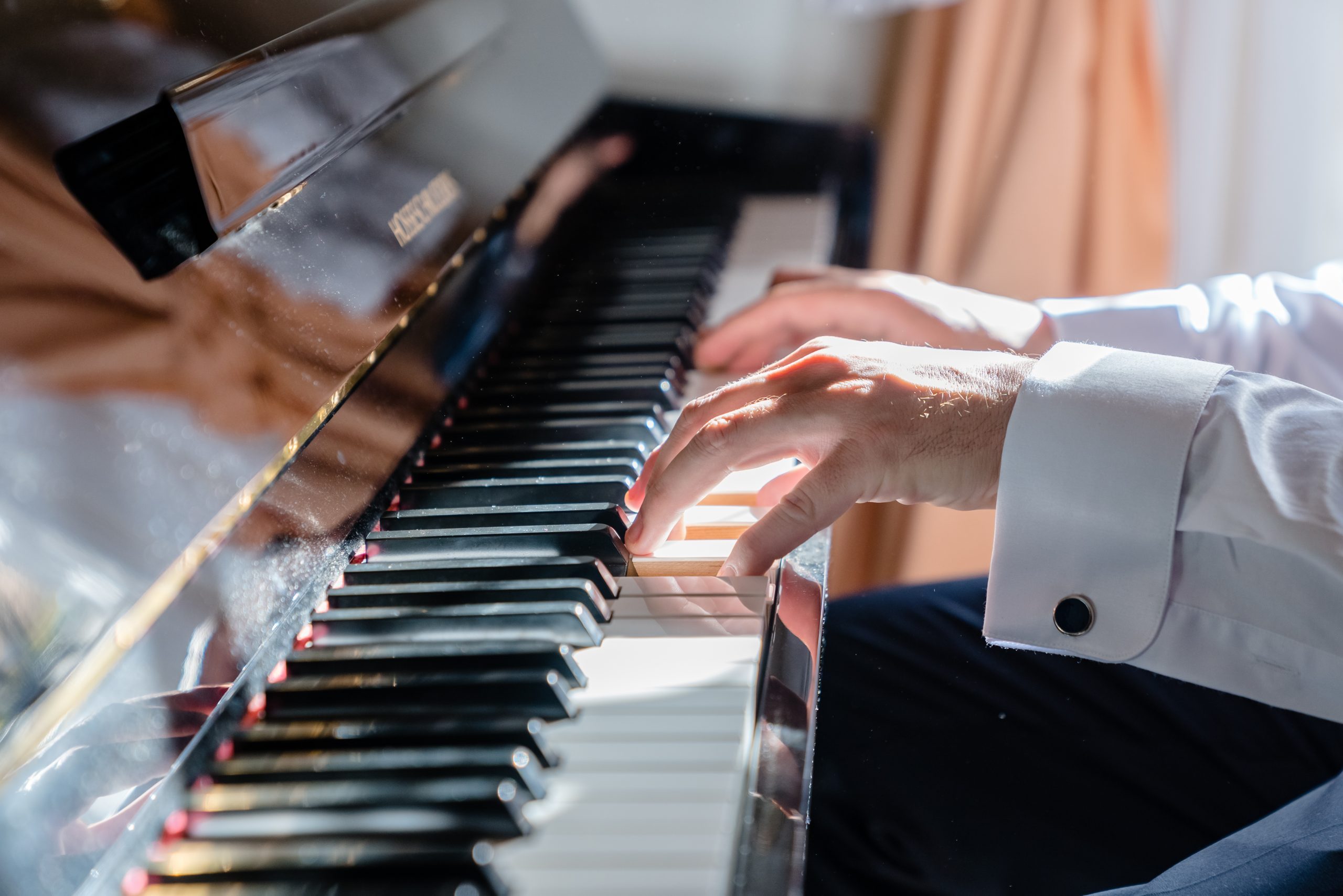 El novio tocando el piano