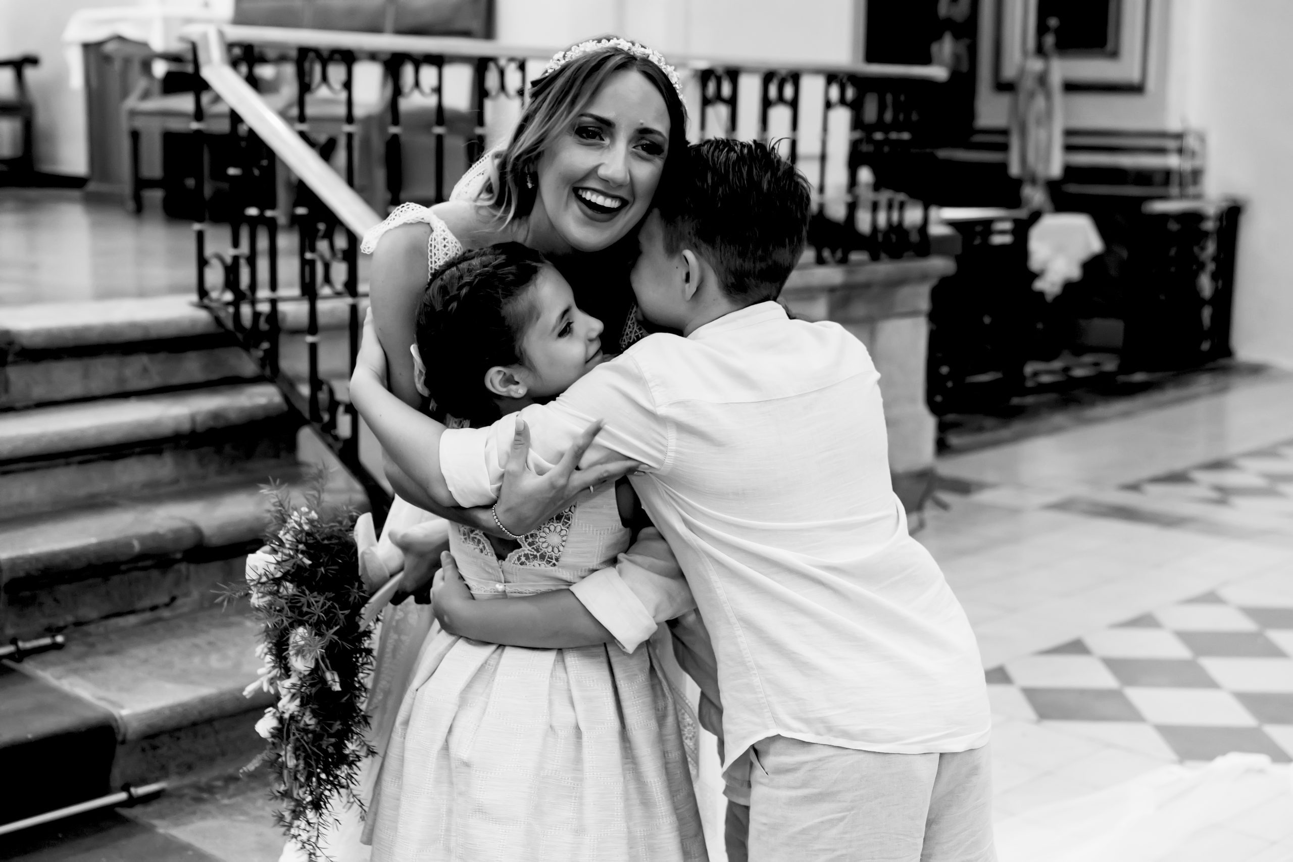 La novia abrazando a los niños