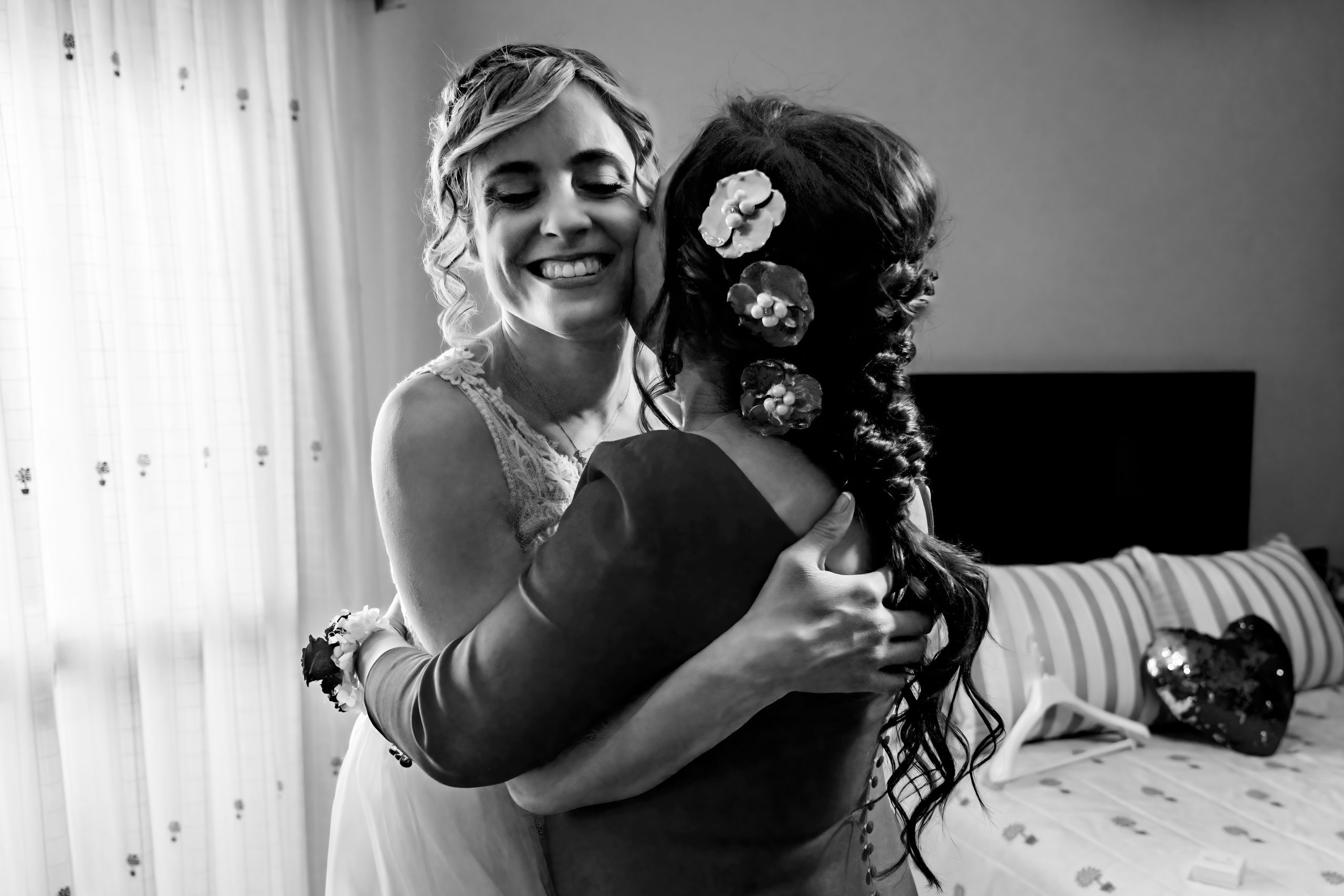Fotografía en blanco y negro de la novia sonriendo