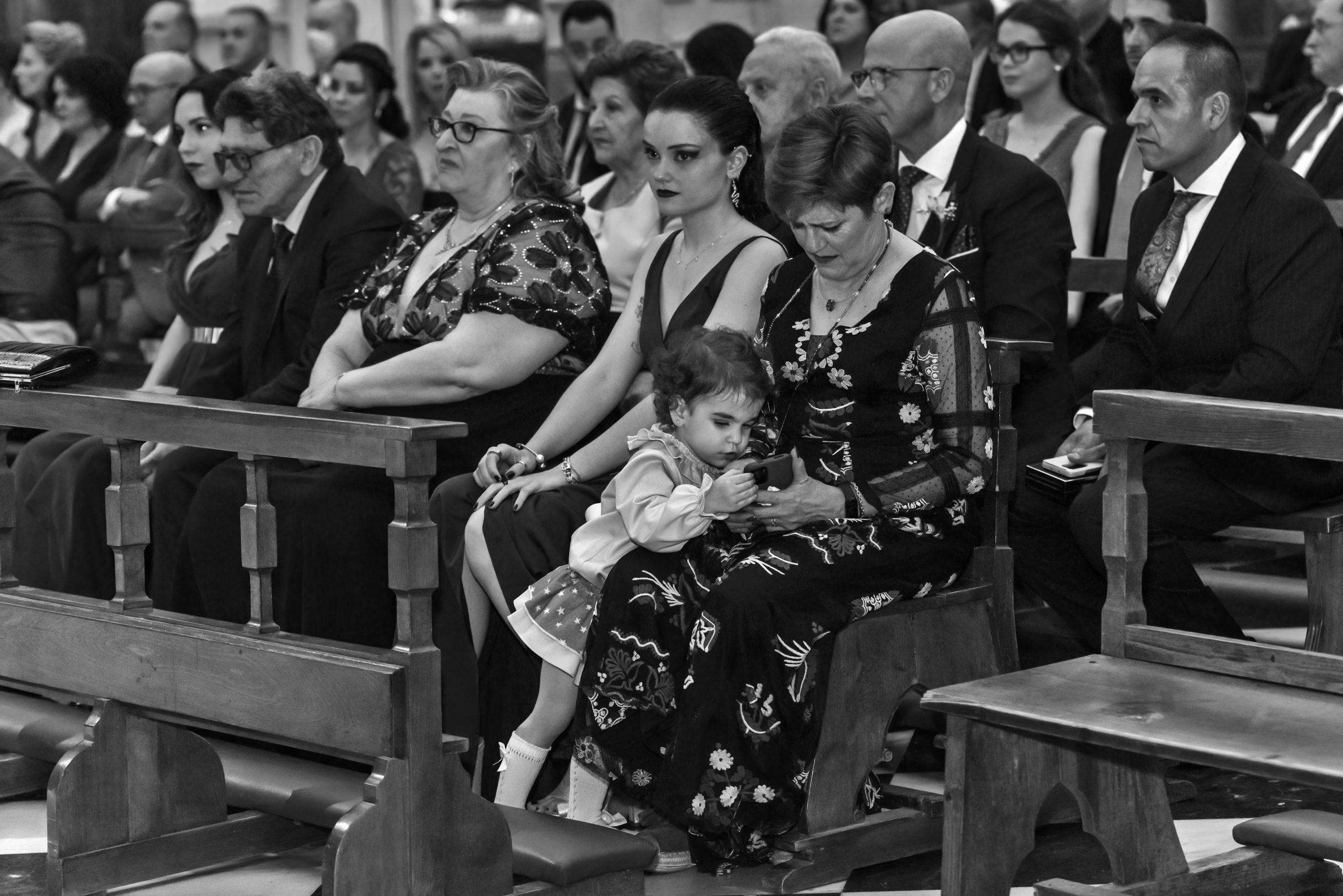 Fotografía en blanco y negro de los invitados en la iglesia