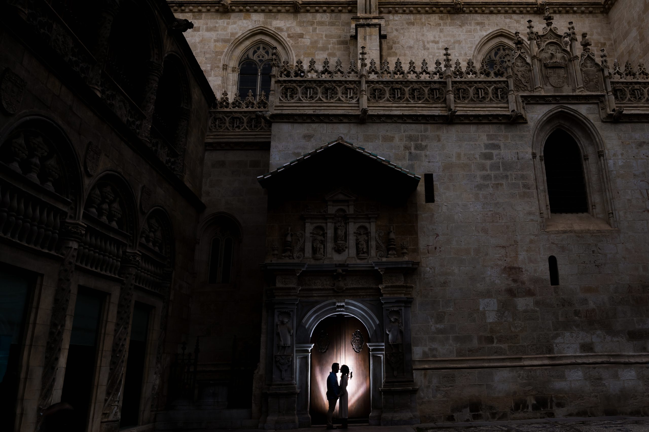 Silueta de una pareja en la puerta de una iglesia