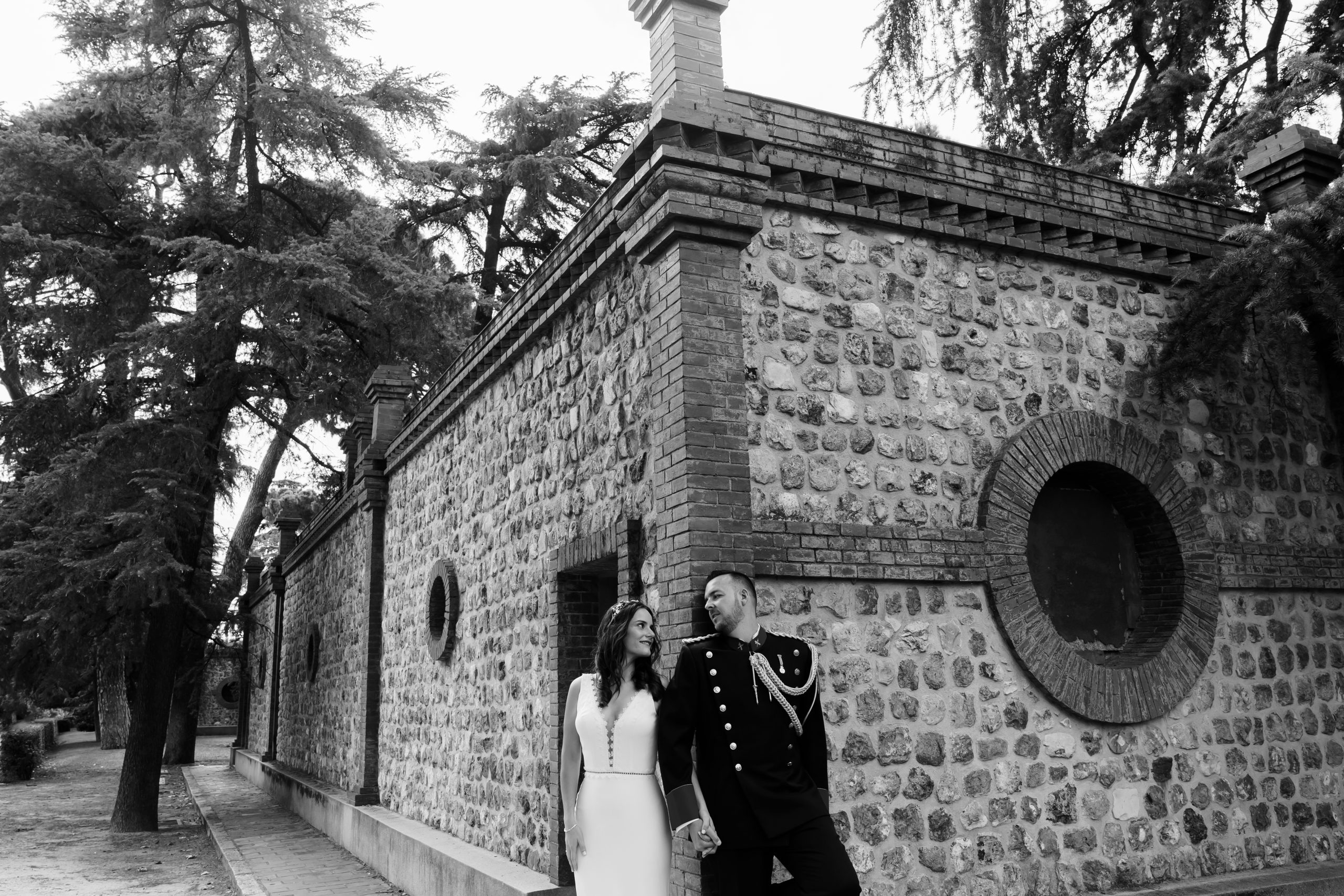 Fotografía en blanco y negro de una pareja apoyada en una pared
