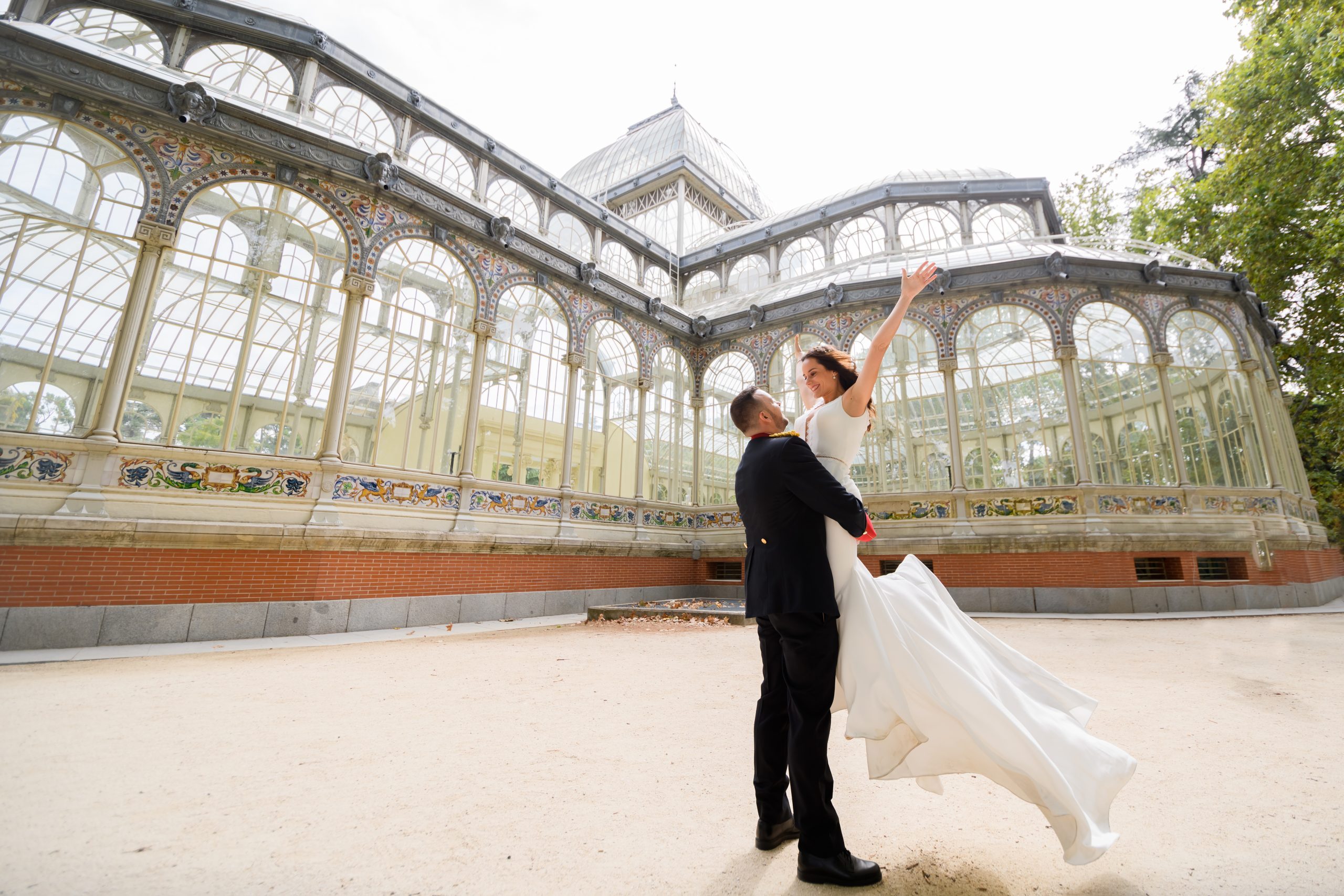 Pareja feliz en el palacio de cristal