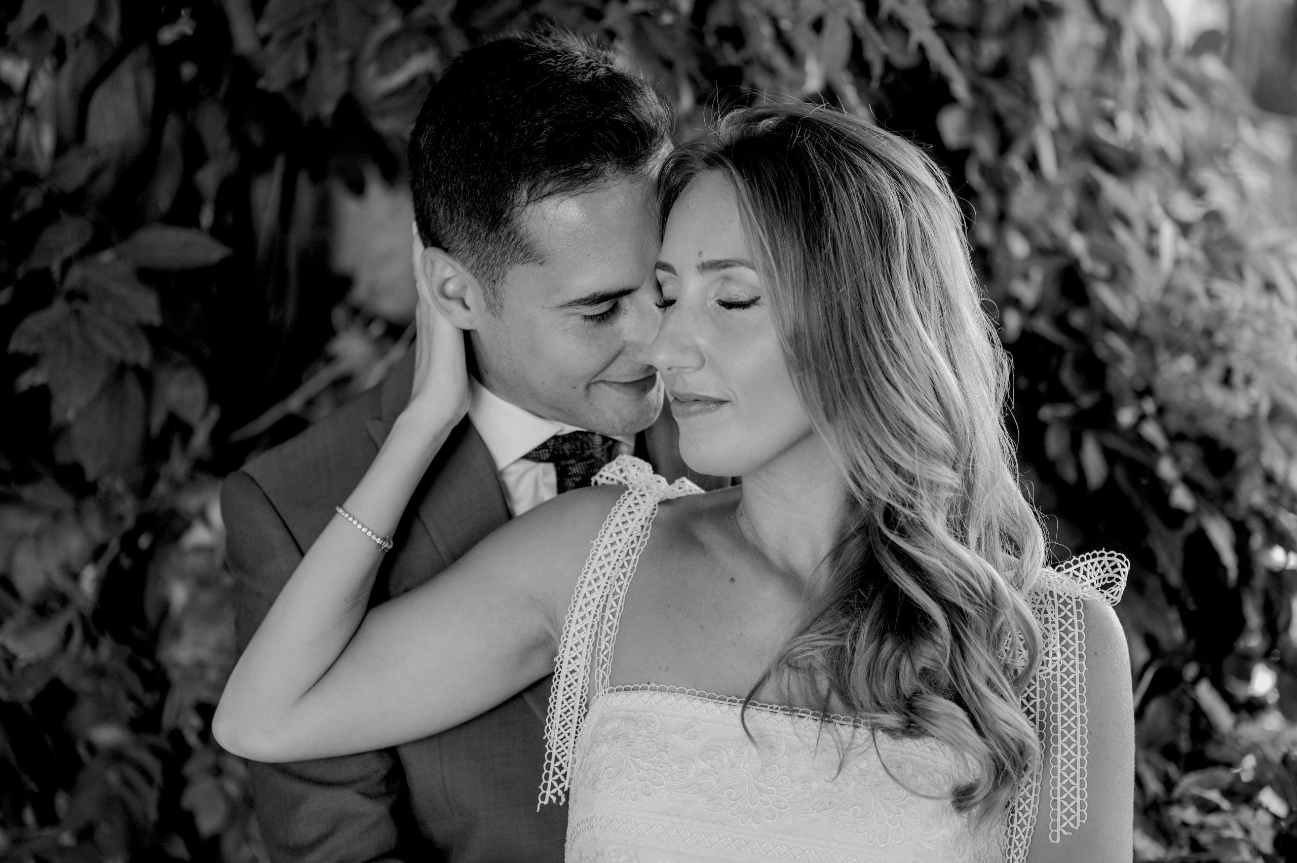 Fotografía en blanco y negro de una pareja acariciándose