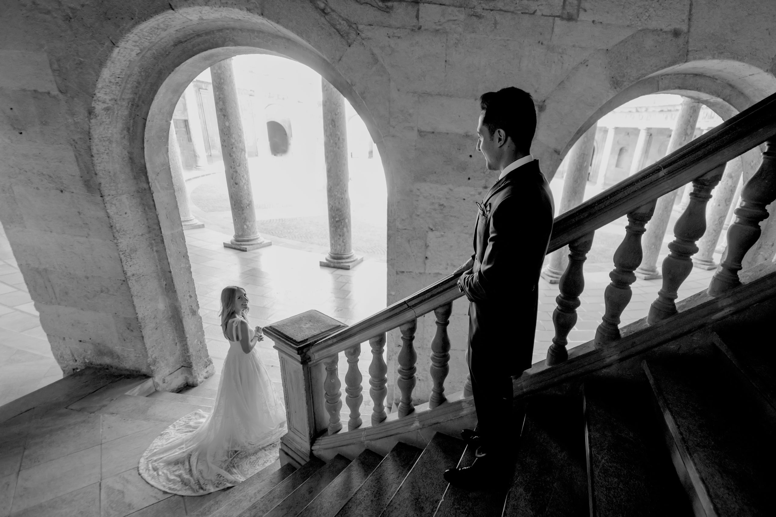 Fotografía en blanco y negro de la pareja en un edificio