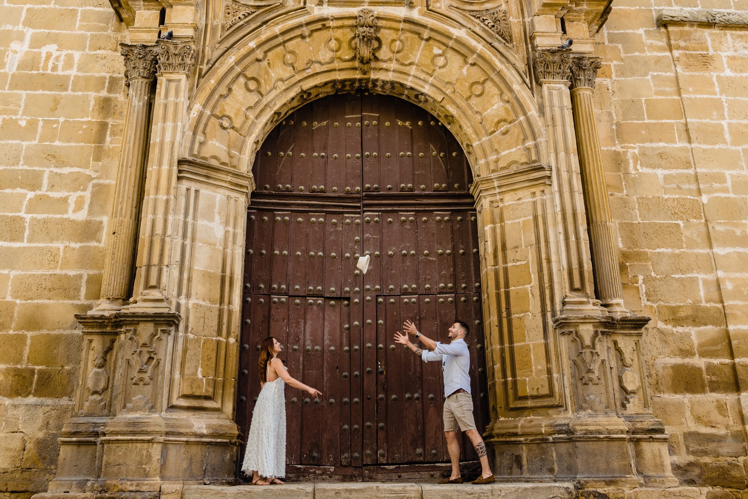 Pareja en la puerta de una iglesia