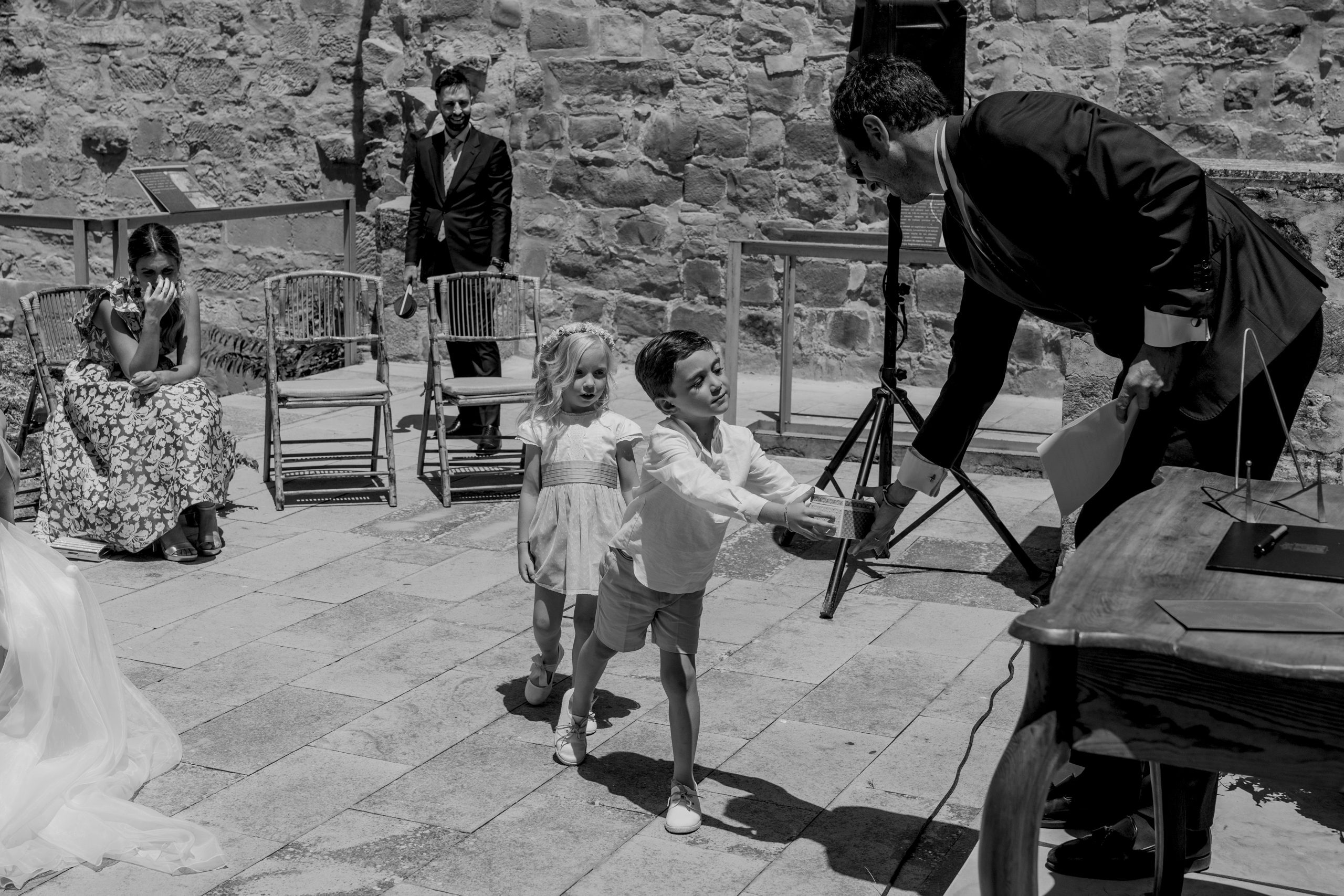 Fotografía en blanco y negro de unos niños