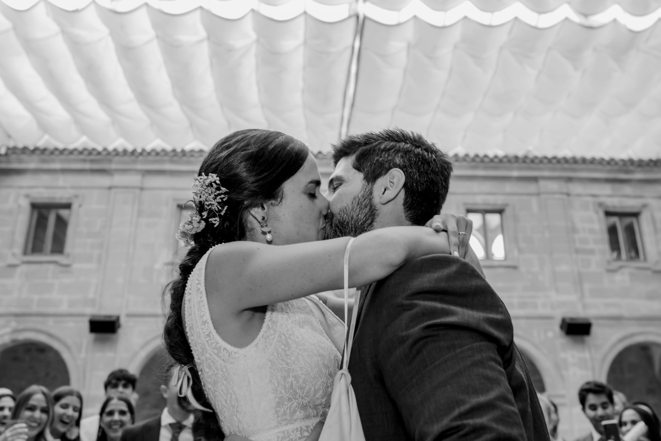 Fotografía en blanco y negro de los novios besándose