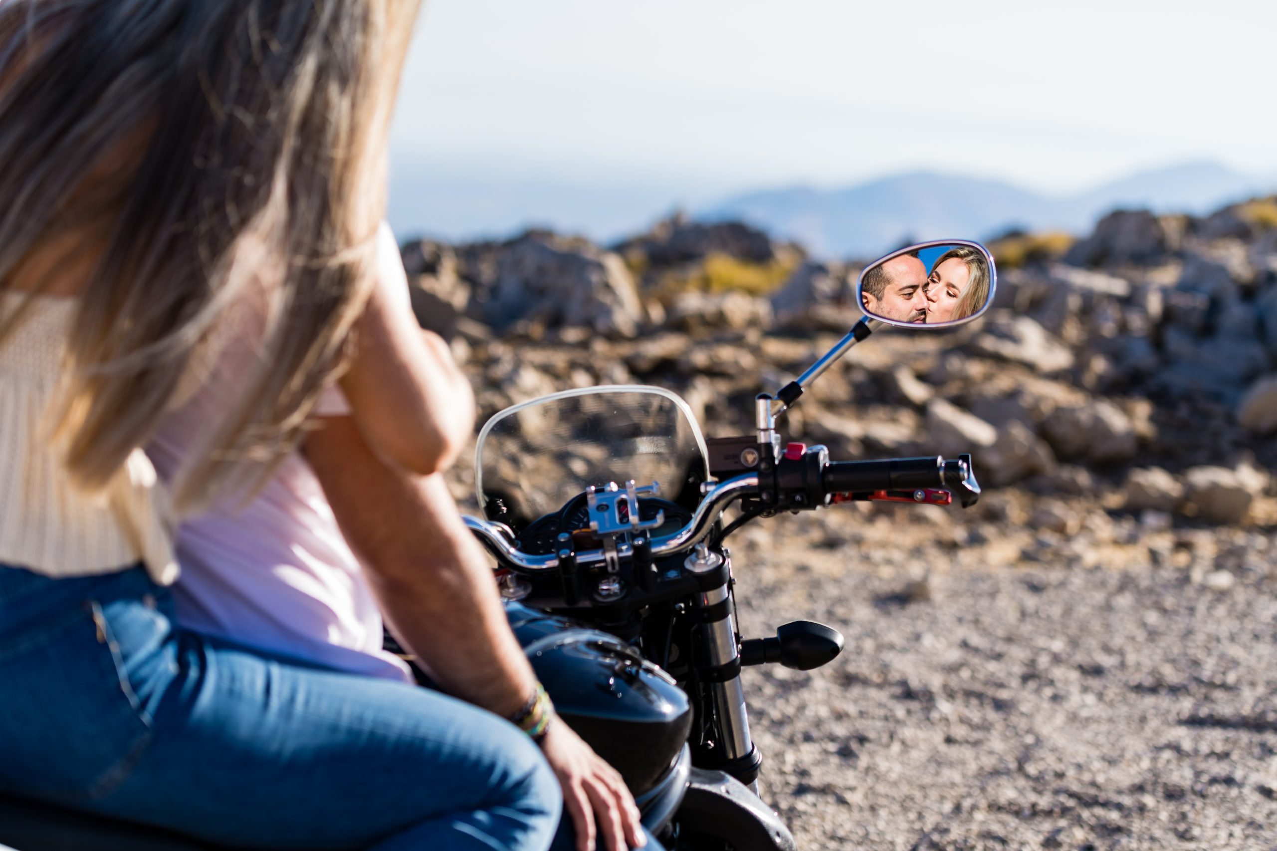 Pareja encima de una moto