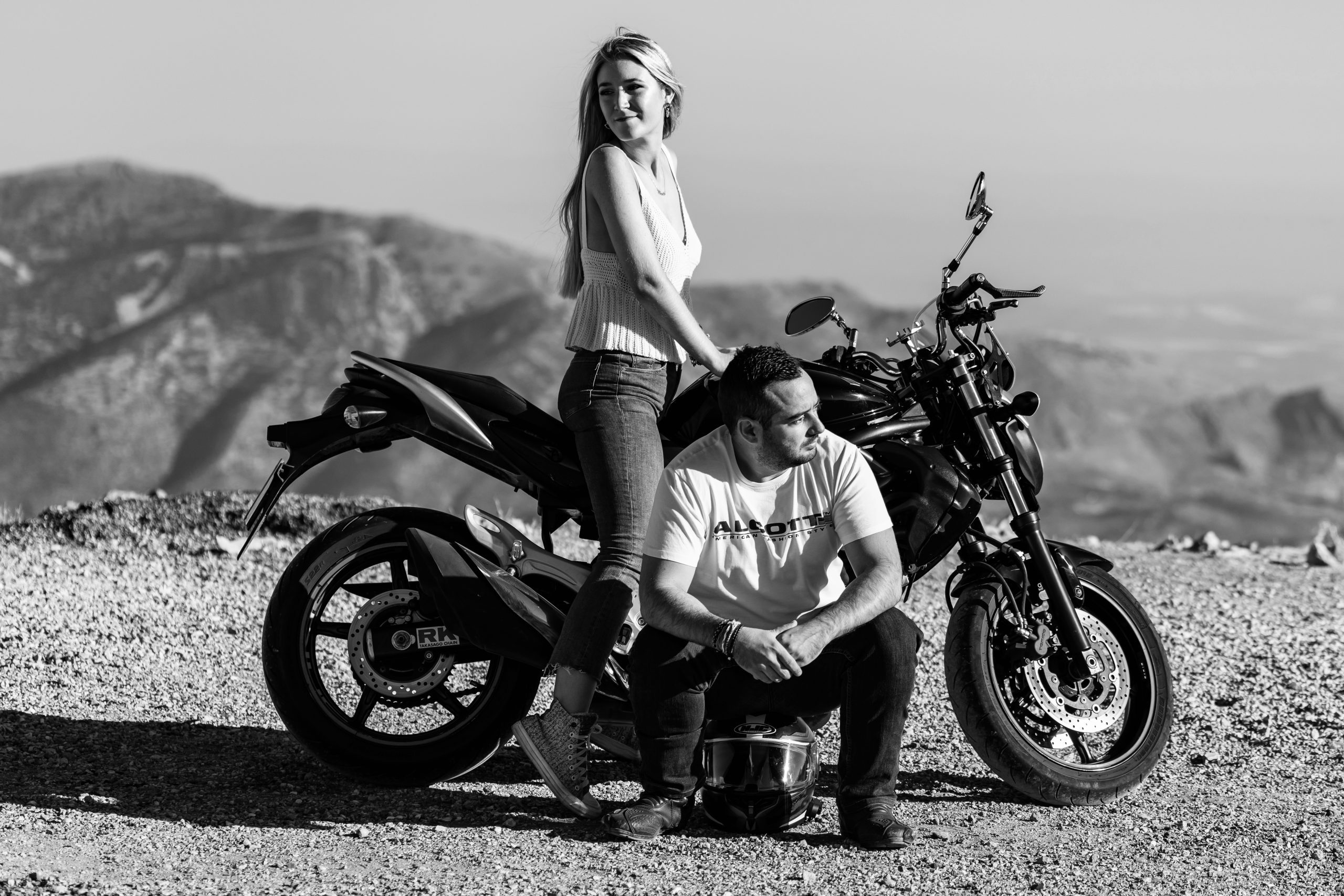 Fotografía en blanco y negro de una pareja y una moto