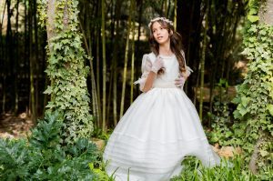 María con vestido de comunión en un bosque de bambú, Jardines de Jabalcuz (Jaén)