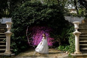 Foto de comunión de María de cuerpo entero en exterior, Jardines de Jabalcuz en Jaén