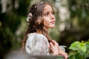 Retrato de comunión de María con luz suave de tarde en Jabalcuz, Jaén