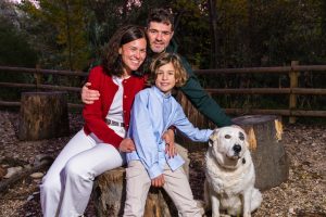 sesion familiar en jaen familia con su perro en exterior al atardecer