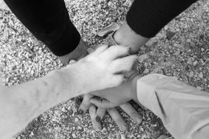 manos juntas con pata de perro detalle emotivo en blanco y negro