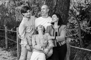 retrato familiar abrazados junto a árbol en blanco y negro